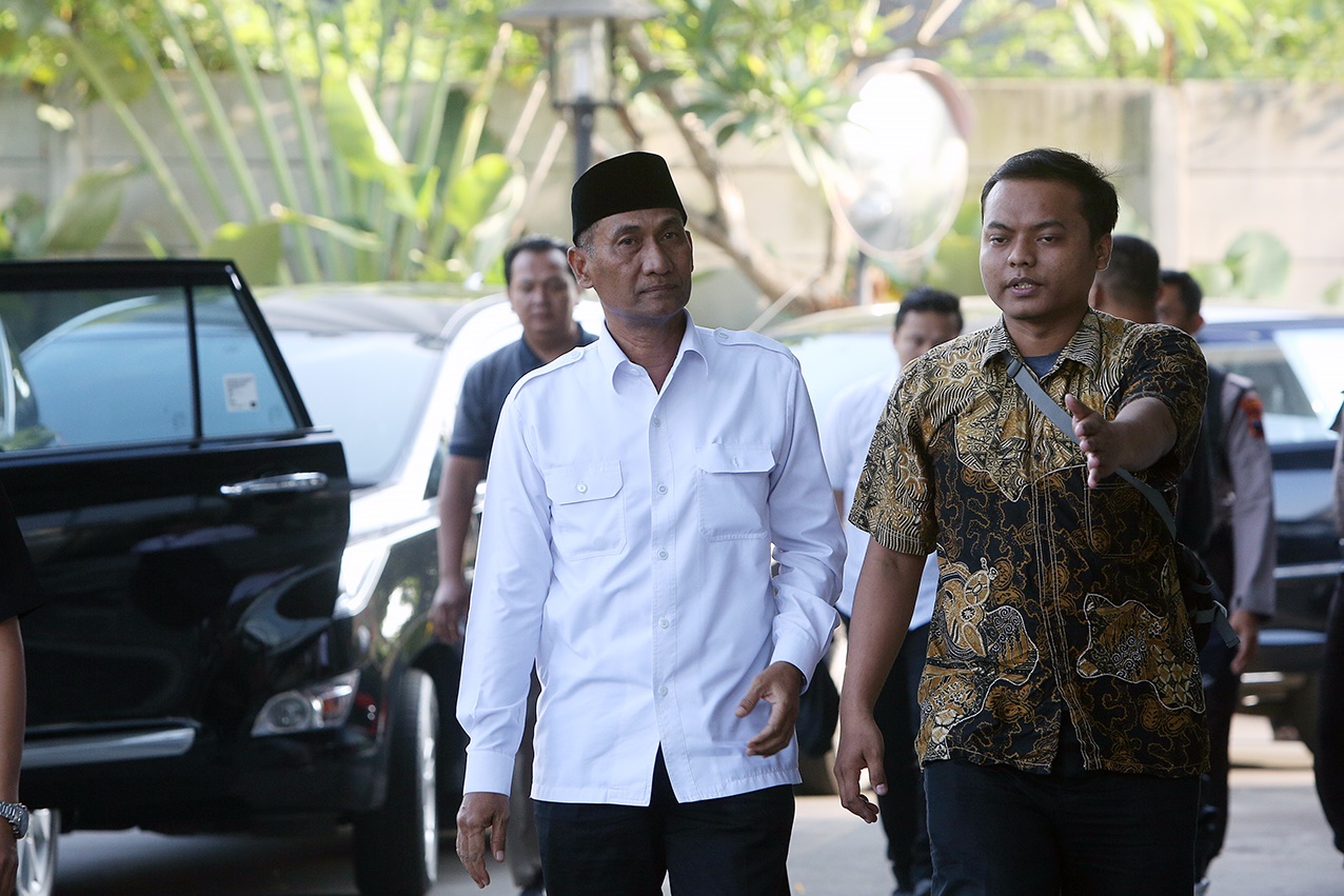 Bupati Kudus Muhammad Tamzil (kemeja putih) dikawal petugas tiba di Gedung KPK, Jakarta, Sabtu (27/7).