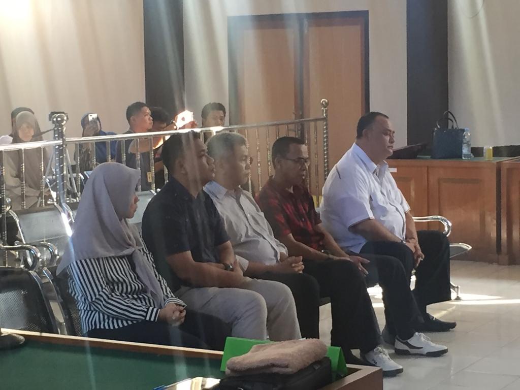 Lima anggota KPU Palembang, Eftiyani (Ketua KPU Palembang), Yetty Oktarina, Abdul Malik, Alex Barzili, dan Syafaruddin Adam tetunduk lesu 