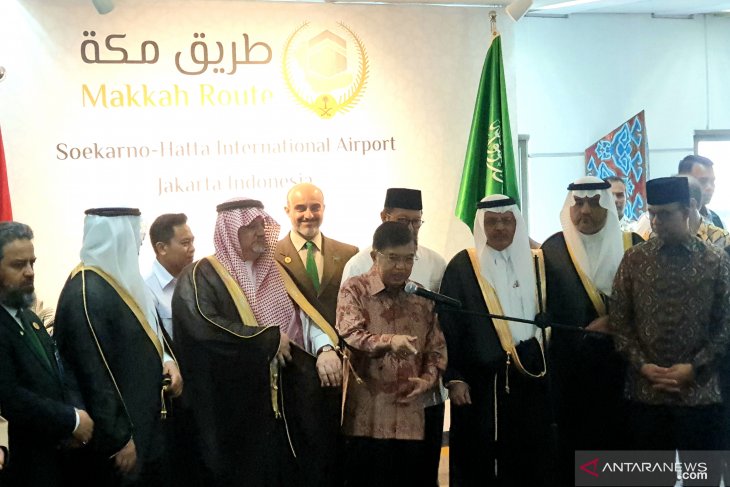 Wapres Jusuf Kalla menghadiri pelepasan jamaah haji Indonesia kloter pertama asal DKI Jakarta di Bandara Internasional Soekarno Hatta.