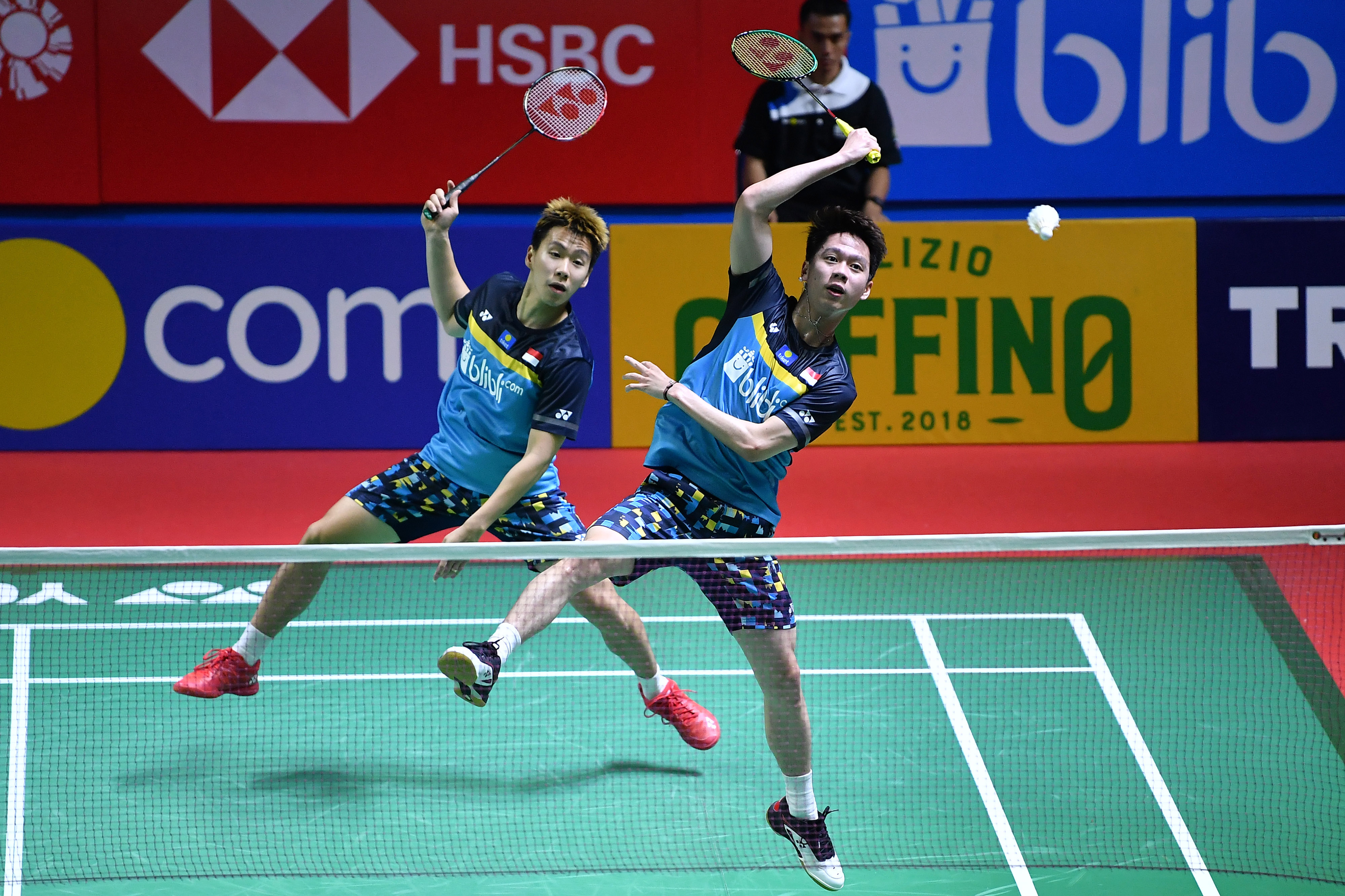 Pasangan ganda putra Indonesia Kevin Sanjaya Sukamuljo (kanan) dan Marcus Fernaldi Gideon di Indonesia Open 2019
