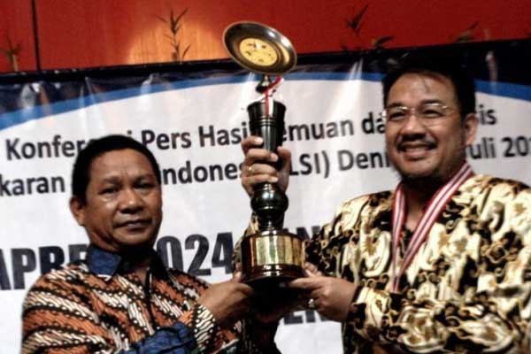 Pendiri Lingkaran Survei Indonesia (LSI) Denny JA, Denny Januar Ali terima The Legend Award 