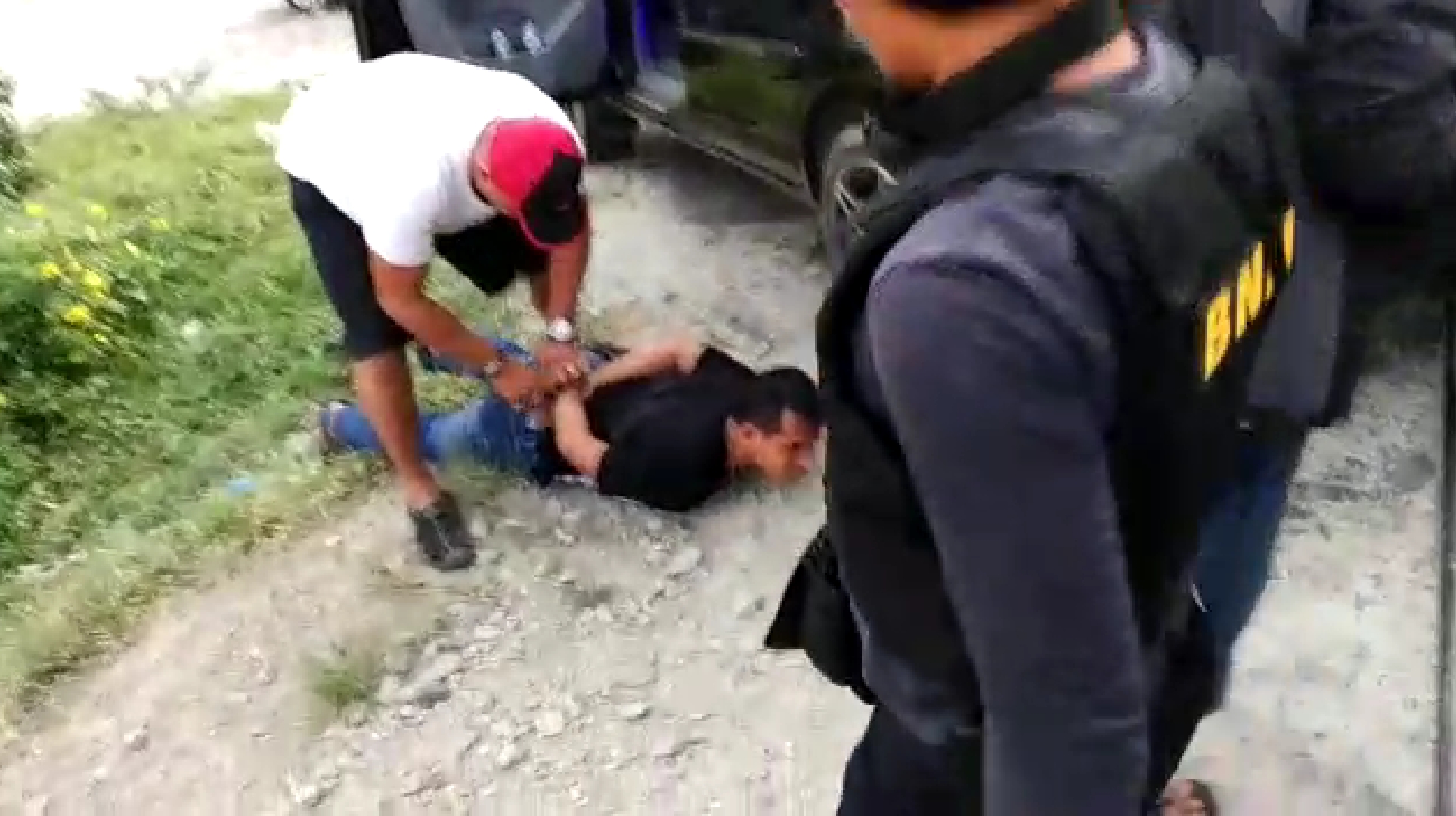 Seorang petugas BNN menangkap salah seorang penyelundup sabu di dalam ban, di Sumatra Utara pada Selasa (2/7).