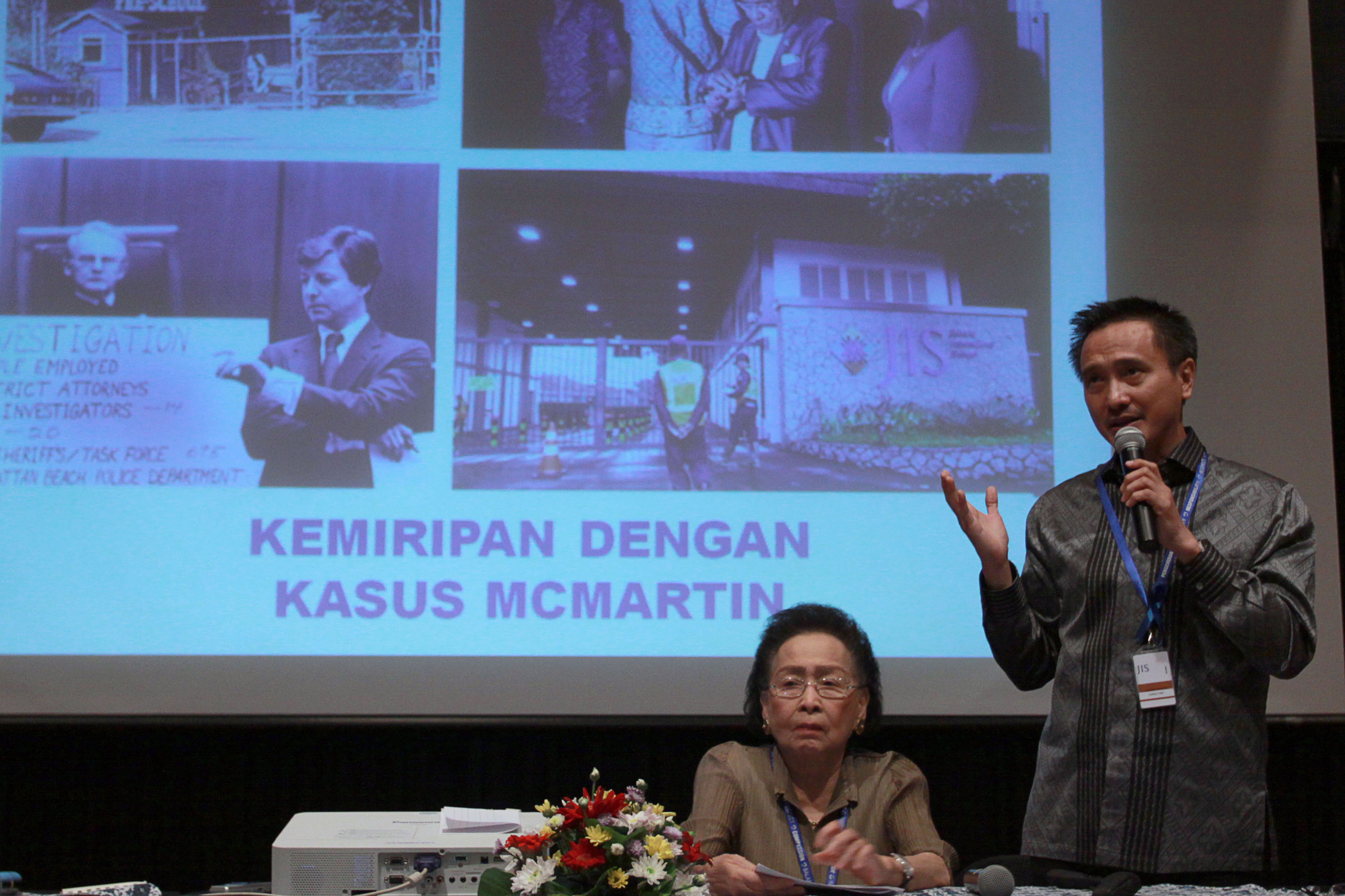 PEMBELAAN KASUS JIS: Kuasa hukum Jakarta International School (JIS) Harry Ponto (kanan) didampingi Penasehat Hukum JIS Kartini Muljadi (kiri