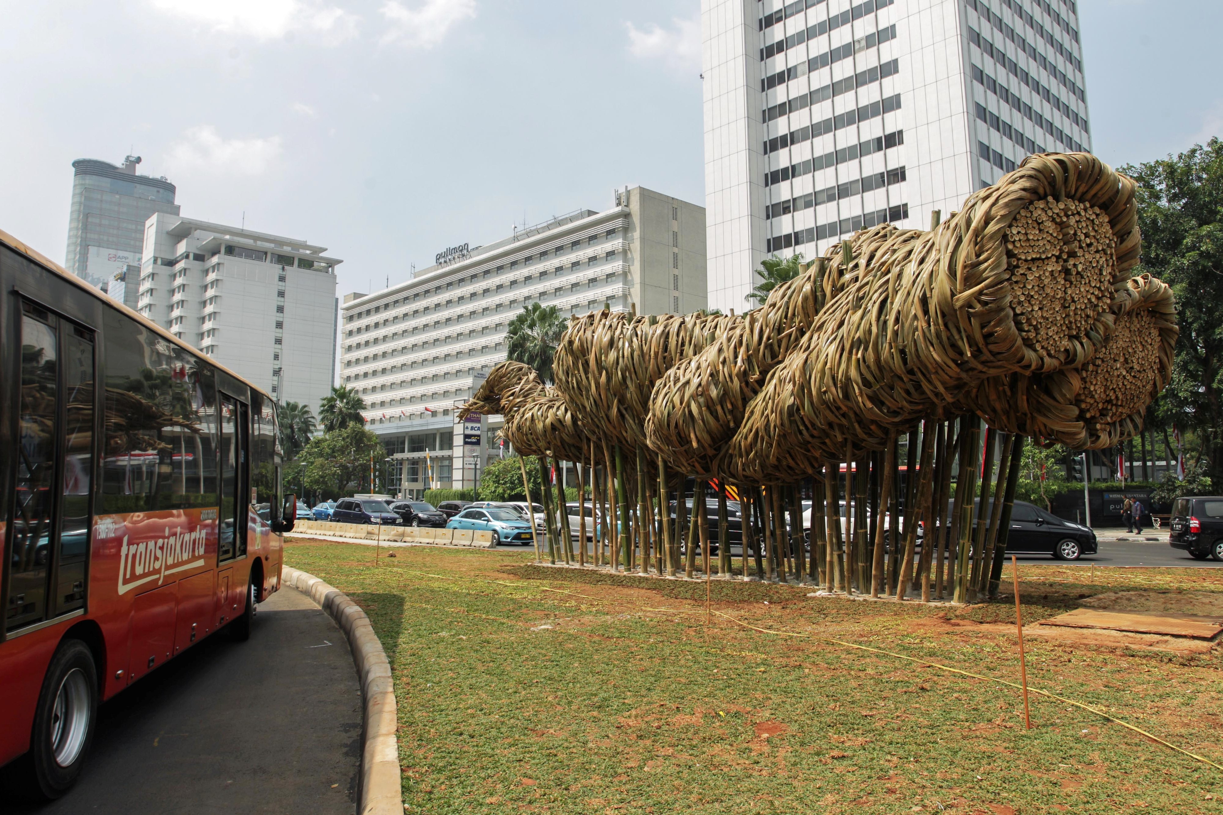 Seni instalasi Getah Getih sengaja dipasang untuk mempercantik Jakarta, menjelang Asian Games 2018. 