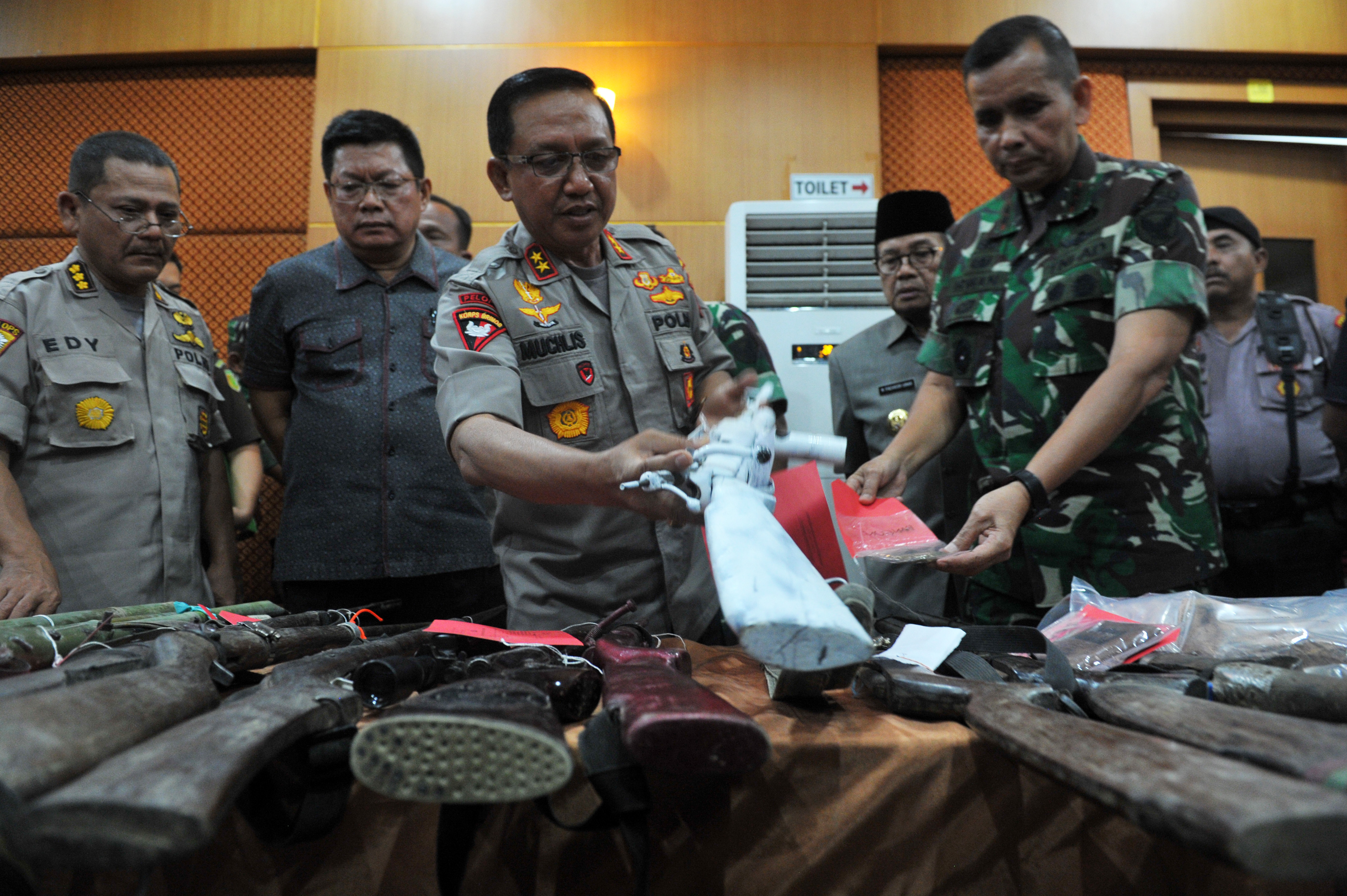 Pangdam Sriwijaya Mayjen Irwan (kedua kanan), Gubernur Jambi Fachrori Umar (ketiga kanan), dan Kapolda Irjen Muchlis (tengah) di Jambi.