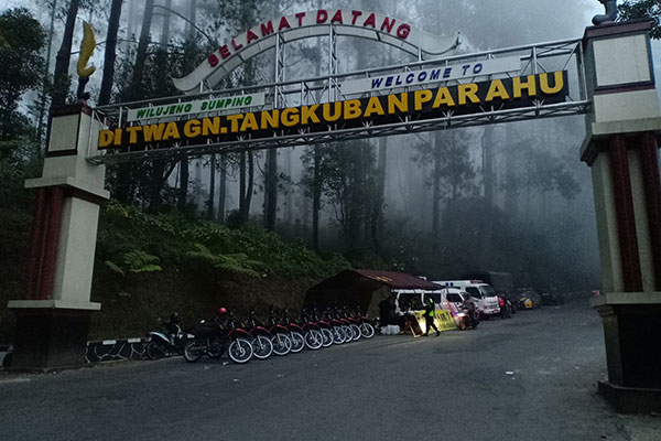 Suasana gerbang Tangkuban Parahu