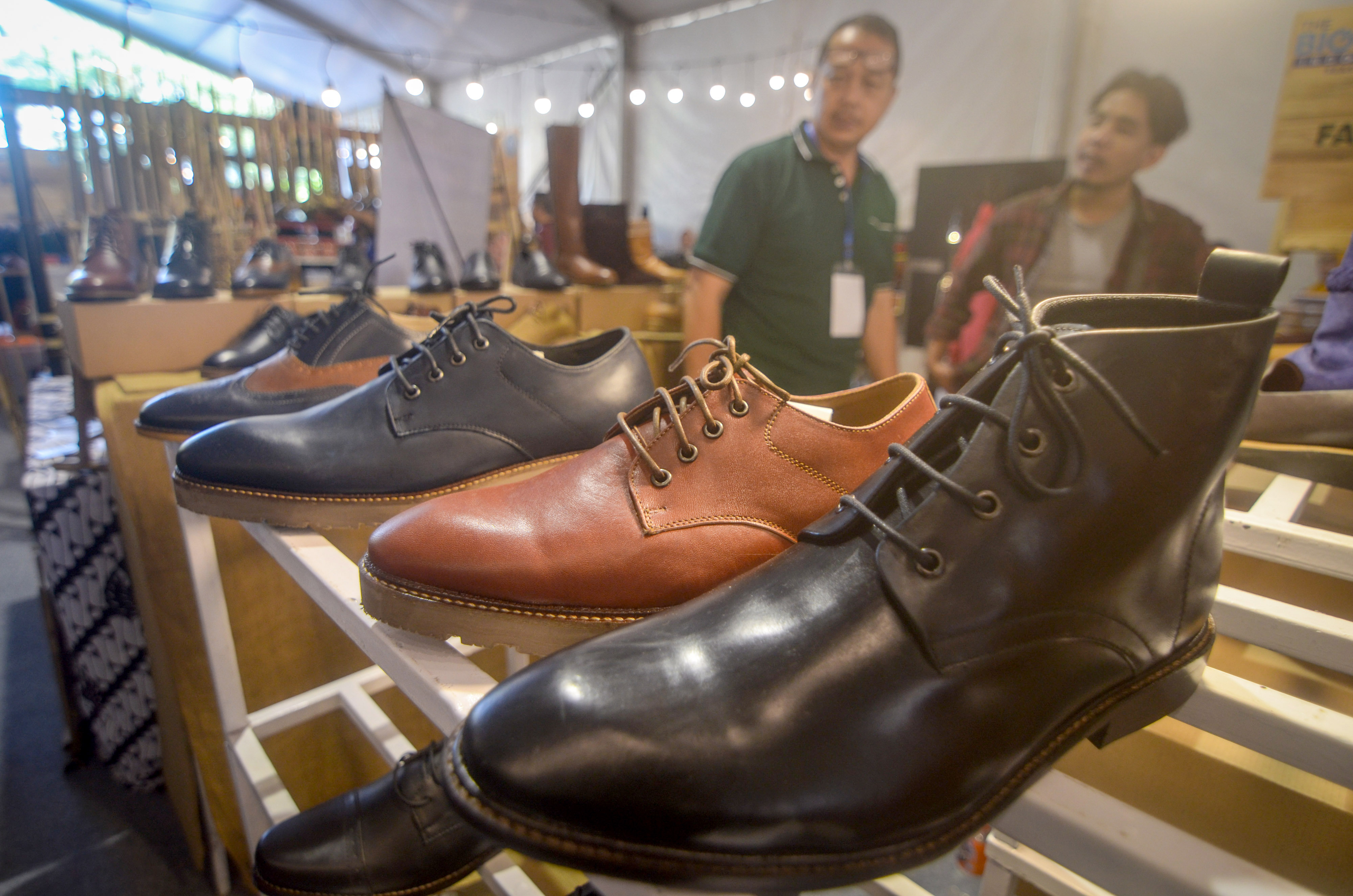  Pengunjung mengamati produk yang dipamerkan pada pameran produk UKM