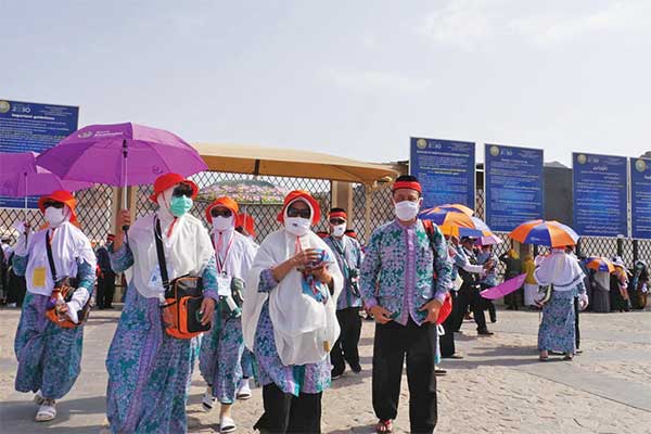 Sejumlah jemaah haji melakukan wisata ziarah di Jabal Uhud Bukit Pemanah, Madinah, Arab Saudi, kemarin. 