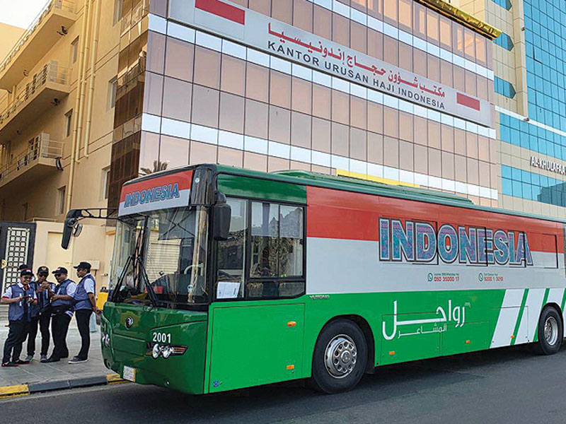  Petugas haji Indonesia melakukan simulasi operasional bus selawat, di Mekah, kemarin. 
