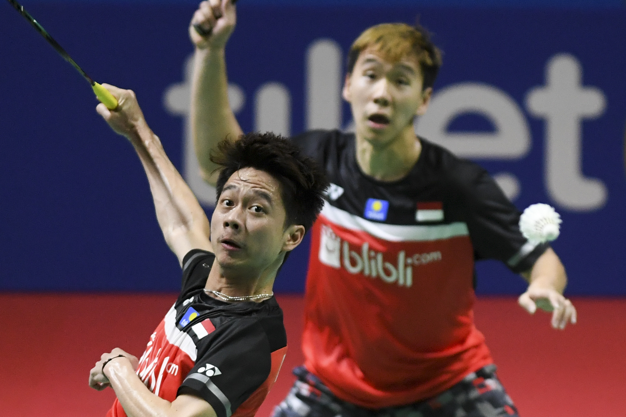 Kevin Sanjaya Sukamuljo (kiri) dan Marcus Fernaldi Gideon  tampil di Indonesoa Open, pekan lalu. Mereka lolos ke babak kedua Jepang Open.