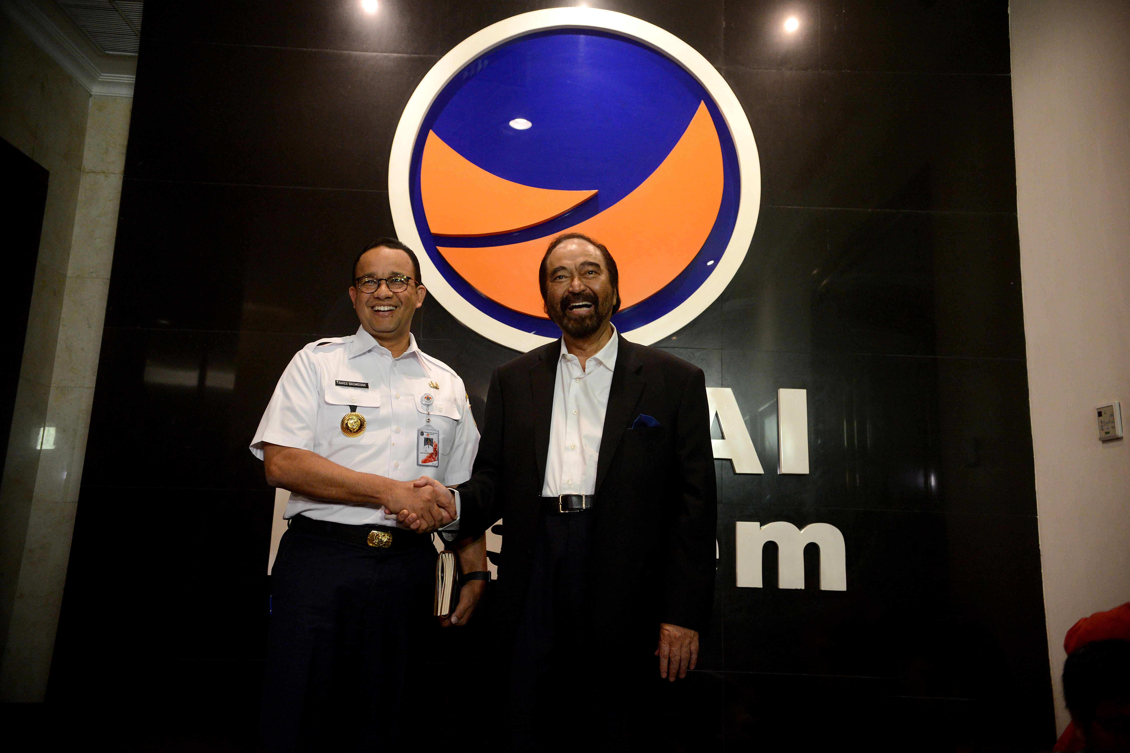 Ketua Umum Partai NasDem Surya Paloh (kanan) bersama Gubernur DKI Jakarta Anies Baswedan.