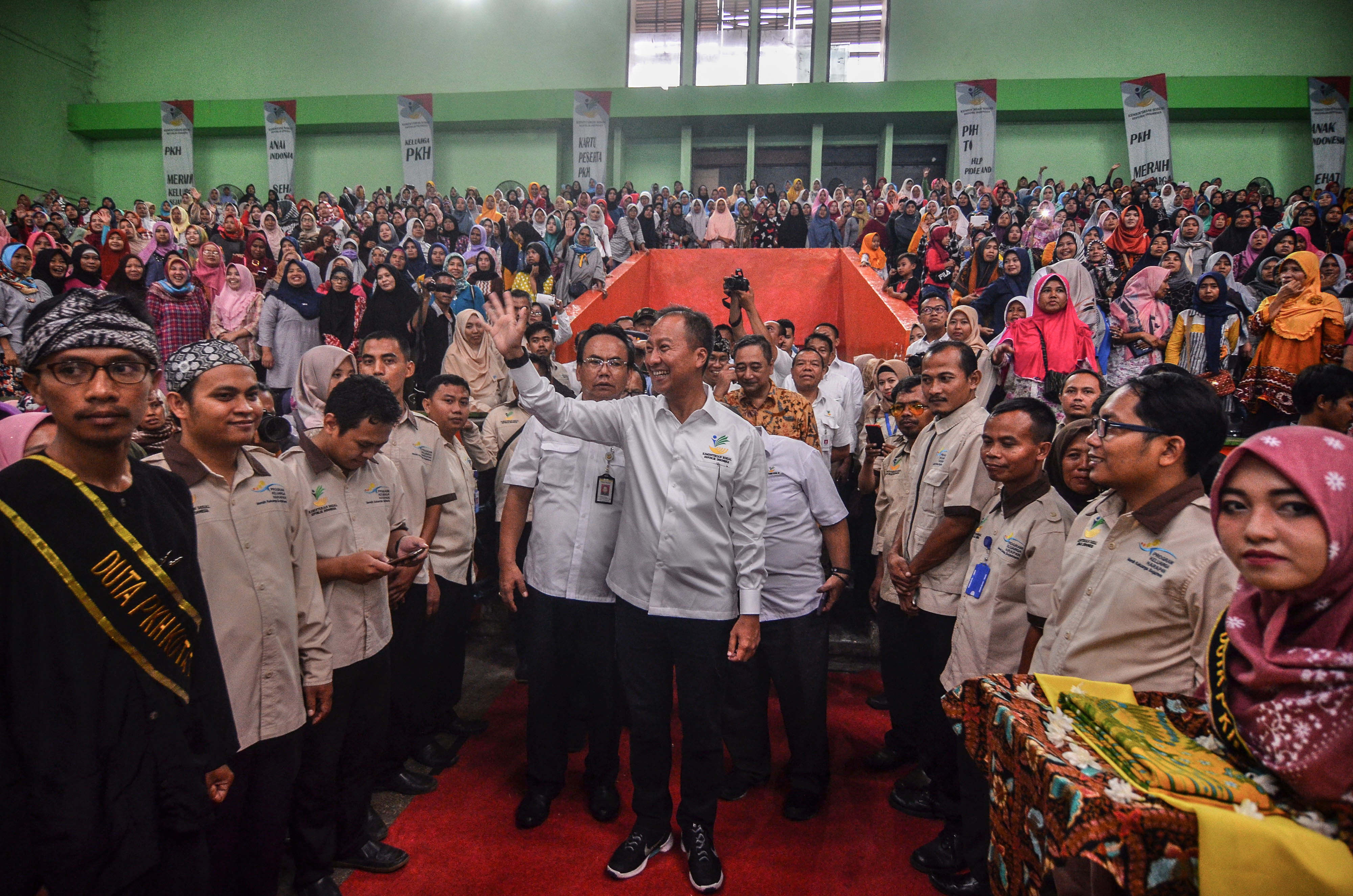 Menteri Sosial Agus Gumiwang Kartasasmita (tengah) melambaikan tangan kepada Keluarga Penerima Manfaat (KPM)