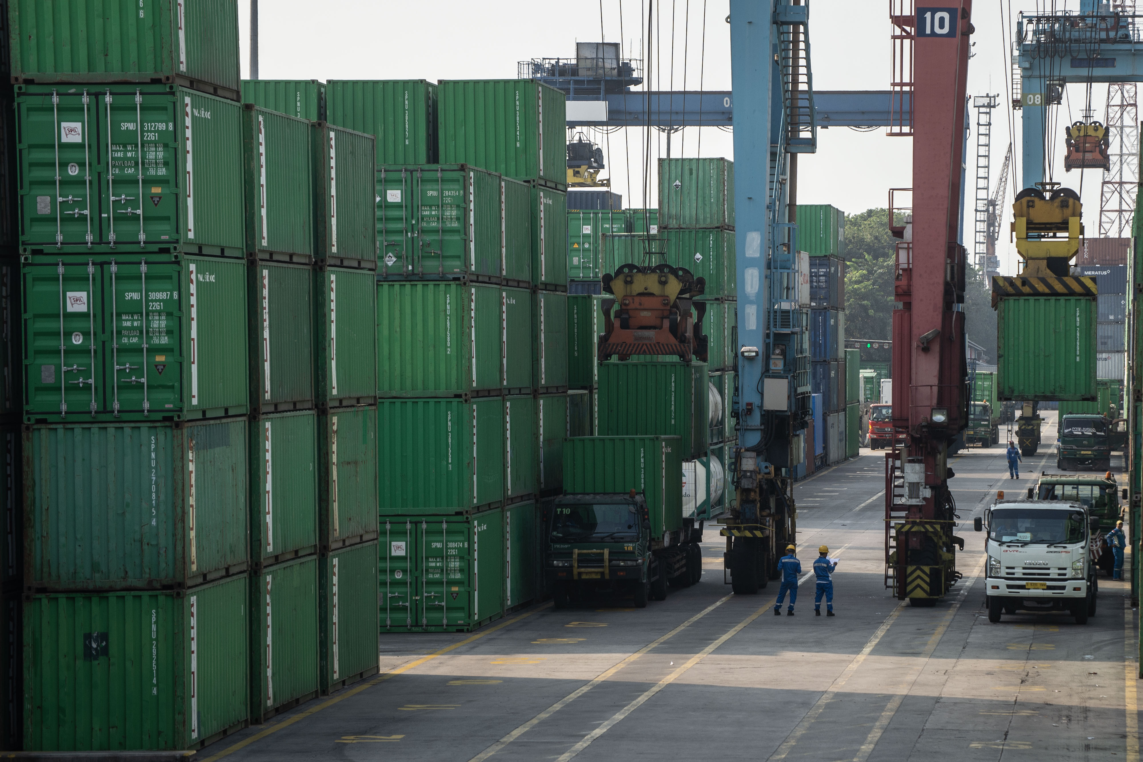 NERACA PERDAGANGAN JUNI 2019 SURPLUS: Pekerja melakukan bongkar muat peti kemas di Pelabuhan Tanjung Priok, Jakarta, Senin (15/7/2019)