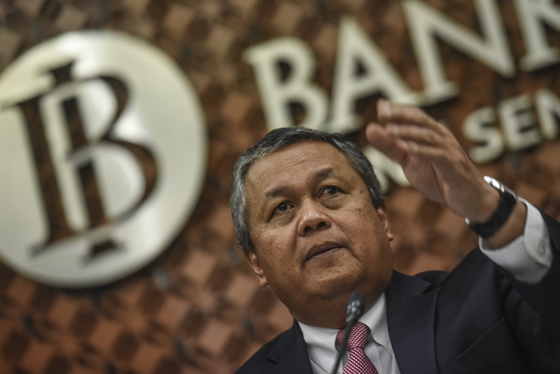 Gubernur BI Perry Warjiyo saat mengumumkan hasil Rapat Dewan Gubernur (RDG) BI di gedung BI, Jakarta, Kamis (18/7).