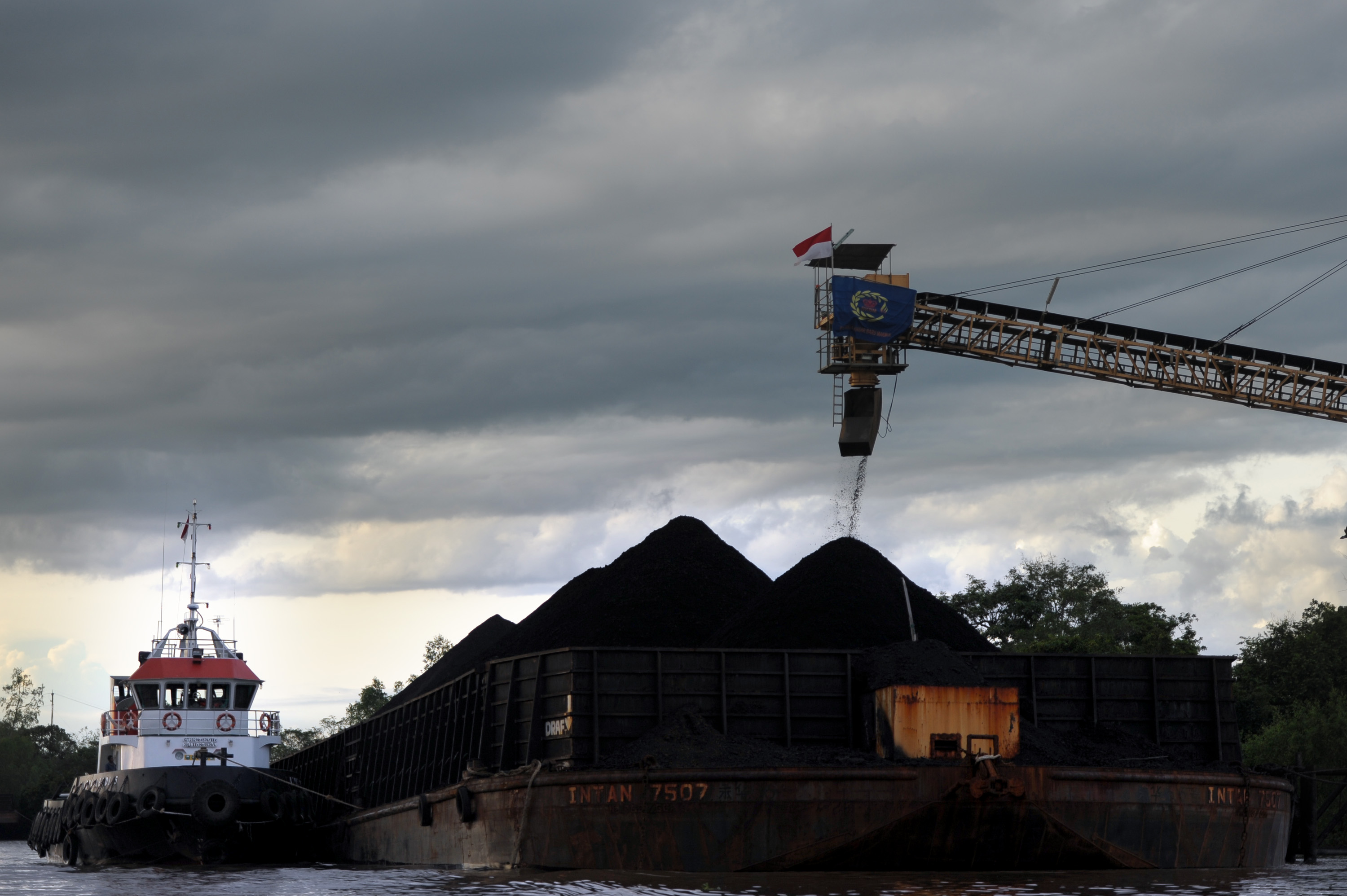 Kapal penarik batubara di pinggir Sungai Mahakam