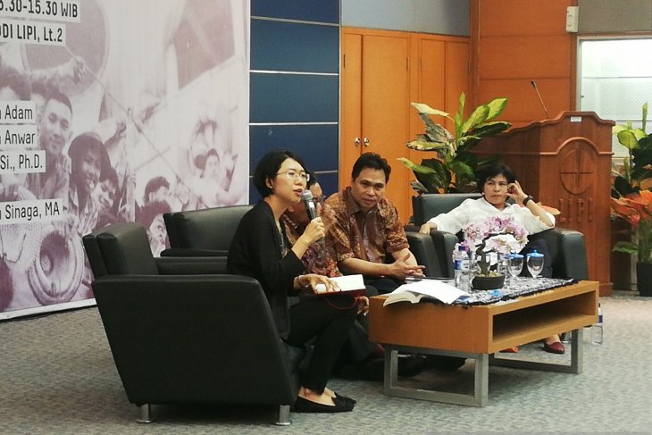  Penulis Revolusi, Diplomasi, Diaspora: Indonesia, Tiongkok, dan Etnik Tionghoa 1945-1947, Taomo Zhou (kiri), menyampaikan paparan di LIPI.