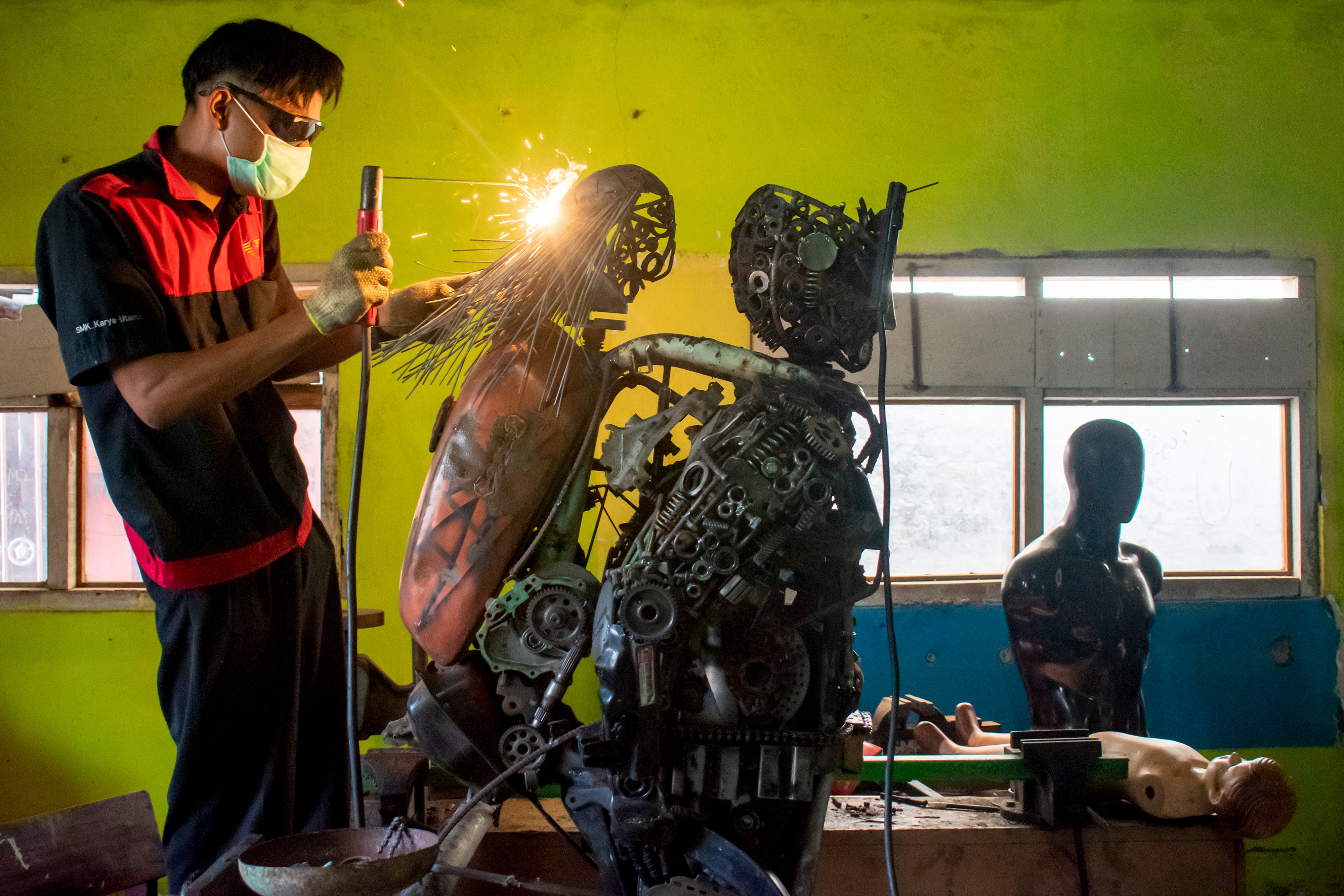 Siswa SMK di Karawang, Jawa Barat, menyelesaikan pembuatan robot, beberapa waktu lalu.