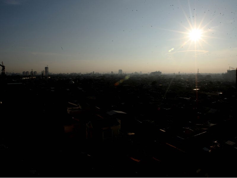 Suasana pagi hari hunian dan gedung perkantoran Jakarta yang diselimuti udara dilihat dari kawasan Jl.Rasuna Said,Kuningan,Jakarta Selatan.