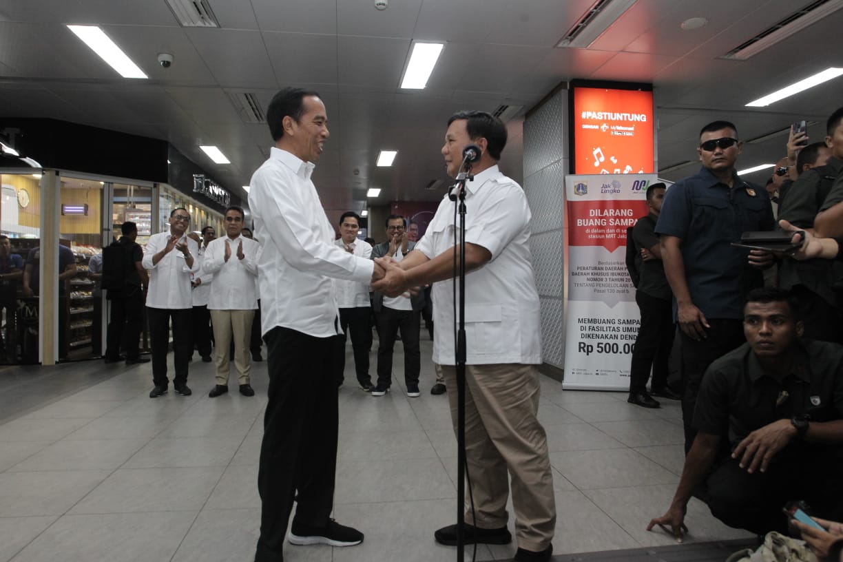 Prabowo Subianto mengucapkan selamat secara langsung kepada Joko Widodo sebagai capres terpilih 2019-2024