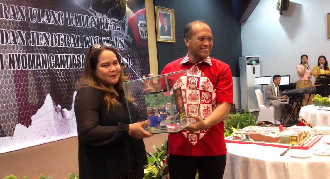 Danjen Kopasuss Mayjen TNI I Nyoman Cantiasa saat soft launching buku biografinya