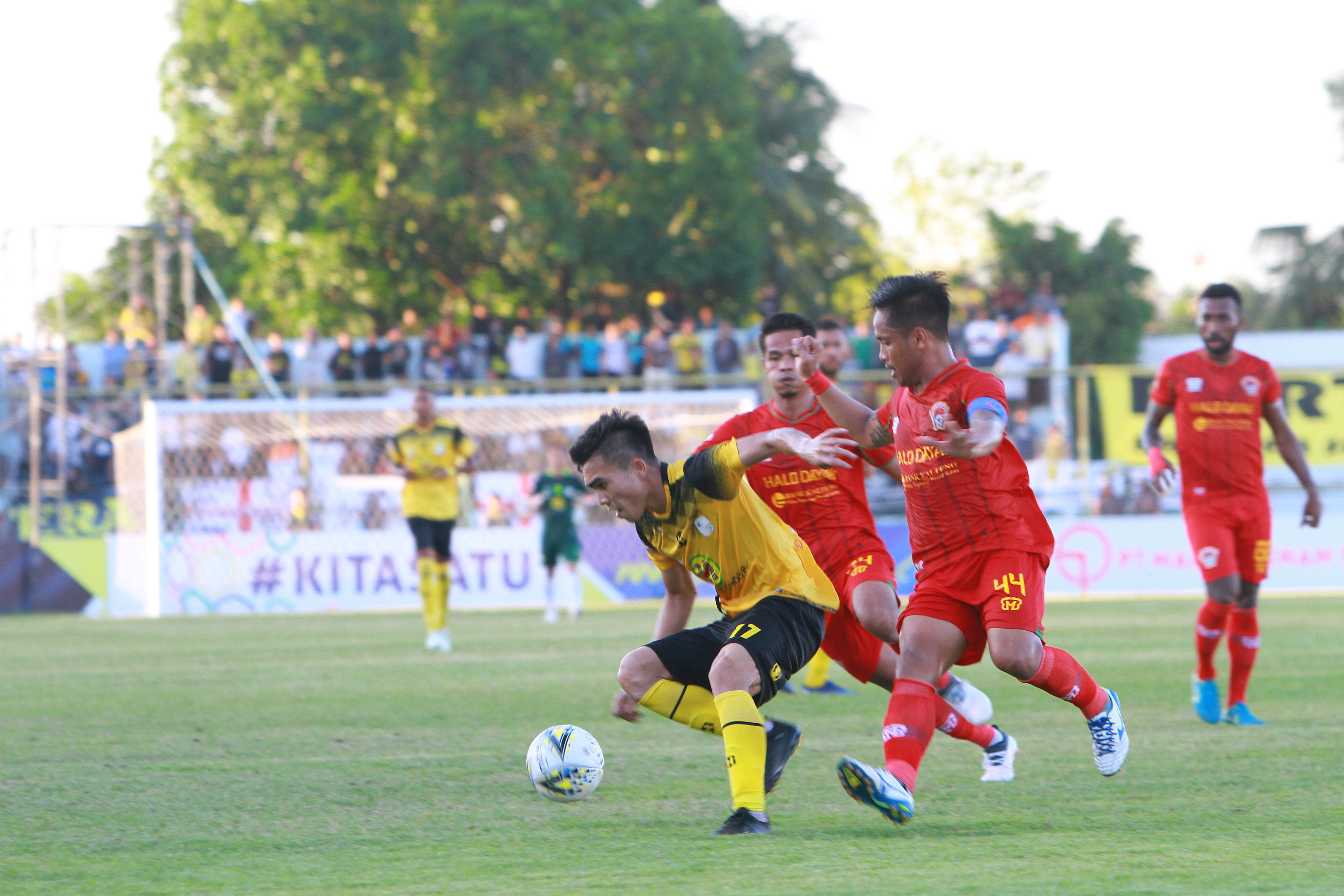 KALTENG PUTRA KALAHKAN BARITO PUTERA: Pesepak bola Barito Putera Paulo Oktavianus Sitanggang (kiri) berebut bola dengan pesepak bola Kalteng