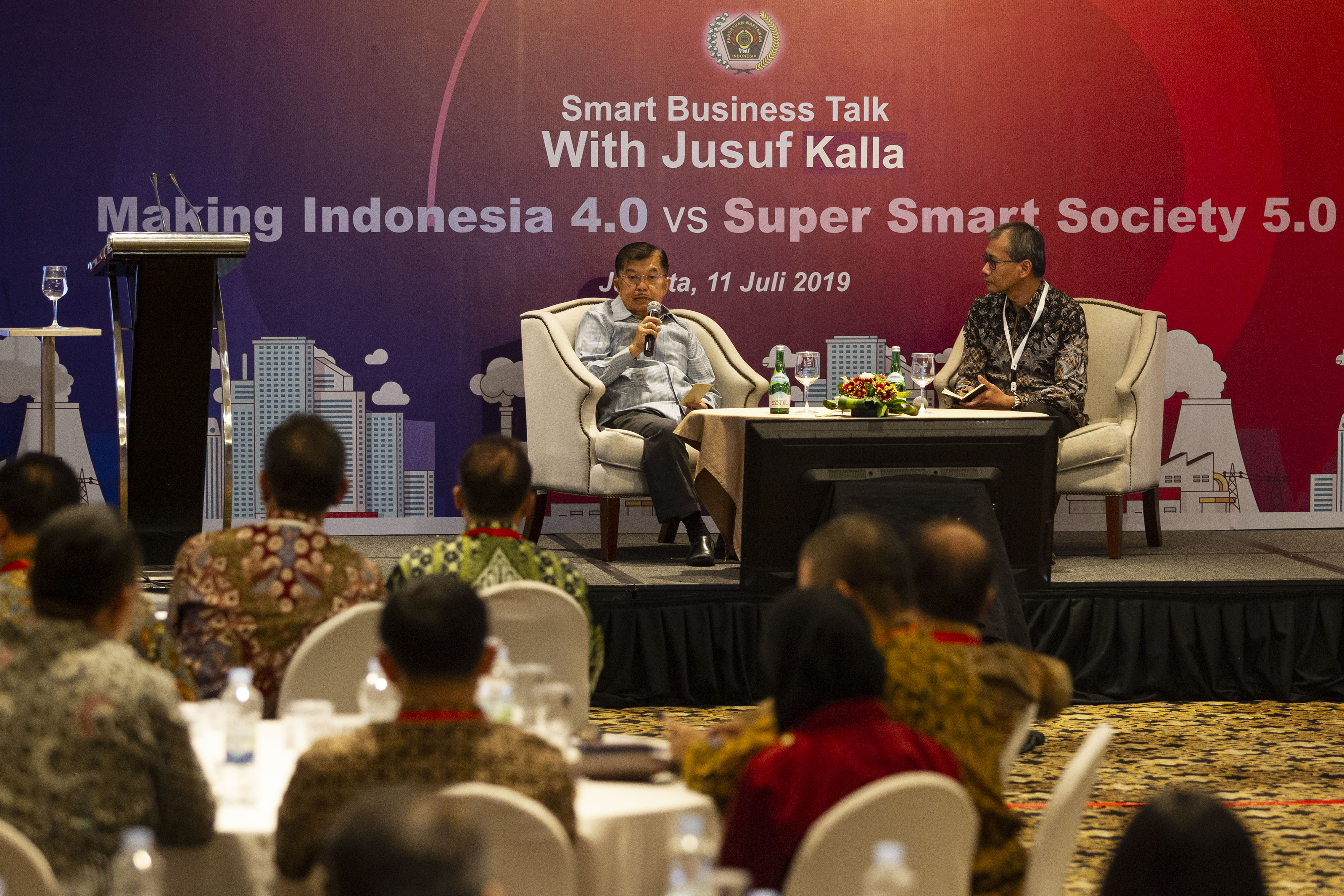 Wakil Presiden Jusuf Kalla (kiri) pada acara Smart Business Talk yang diselenggarakan oleh Persatuan Wartawan Indonesia di Jakarta.