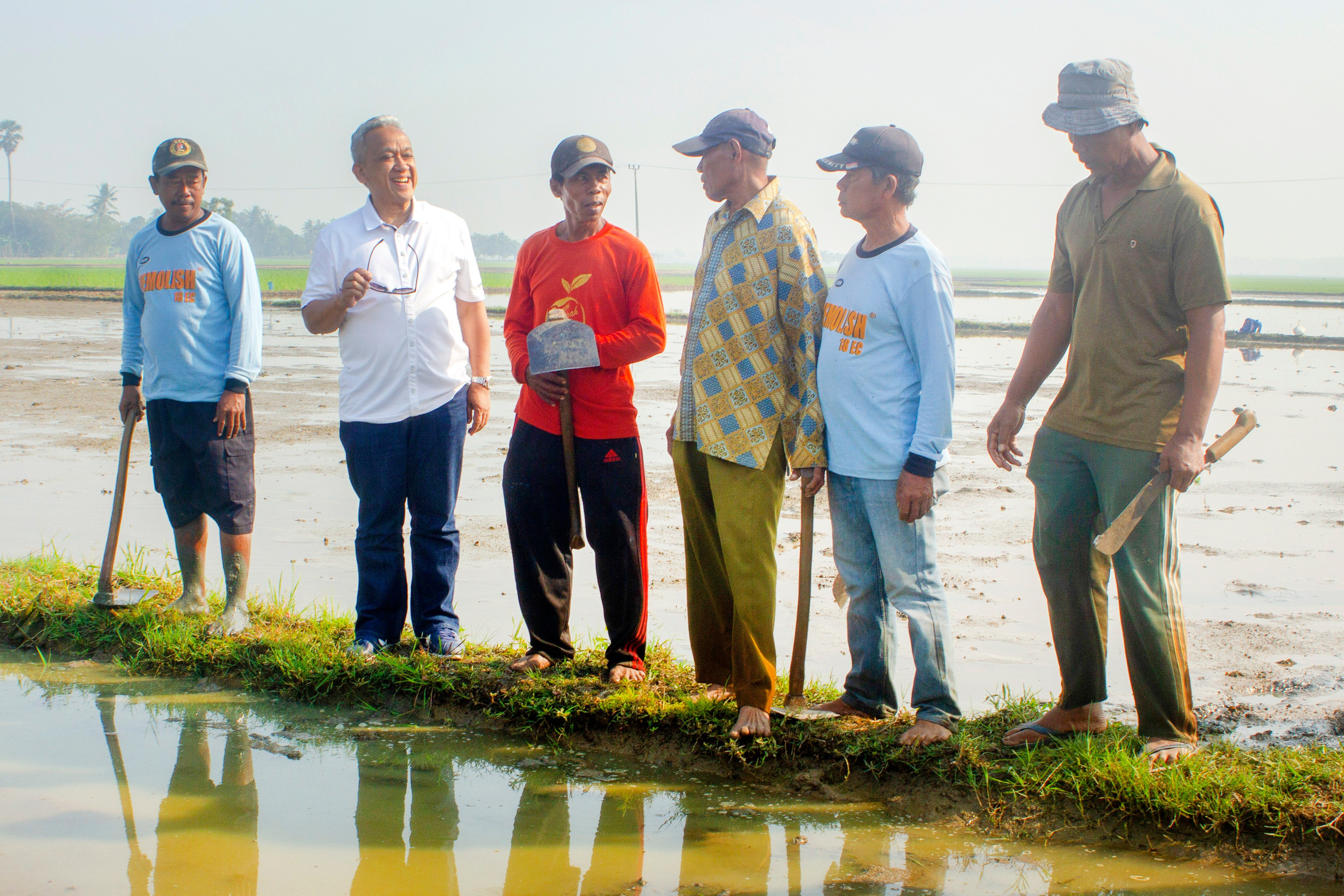  Direktur Utama Perum Jasa Tirta II U. Saefudin Noer (kedua kiri) berbincang dengan petani disela-sela kegiatan sosialisasi mitigasi 