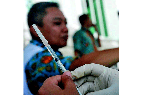 Warga Kota Bandung mengikuti program pemberian vaksin fl ubio di Bandung, beberapa waktu lalu.