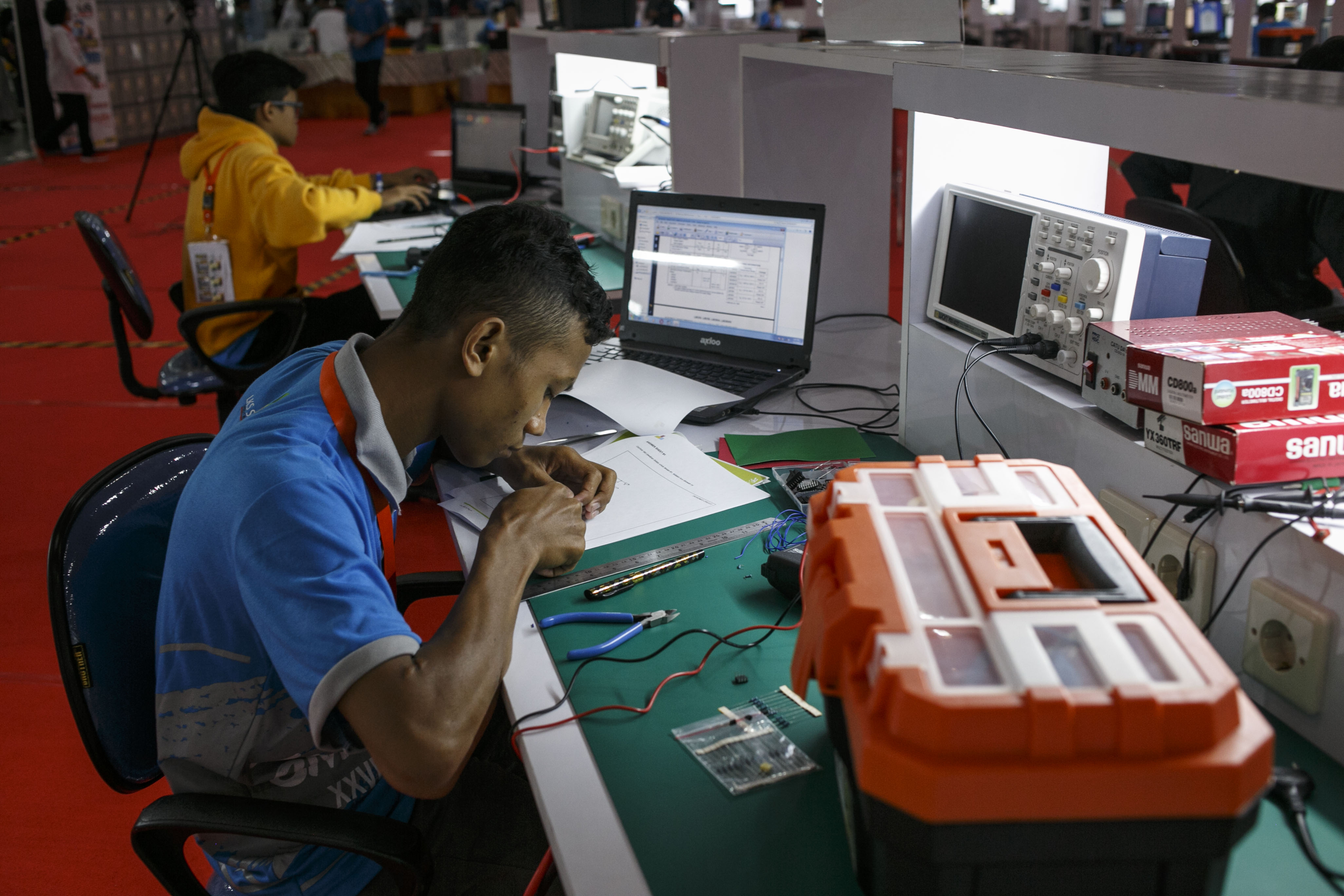 KOMPETENSI SISWA SMK 2019: Sejumlah siswa mengikuti LOmba Kompetensi Siswa (LKS) SMK 2019 di Jogja Expo Center, Bantul, DI Yogyakarta, 