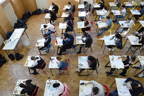 KEBOCORAN SOAL UJIAN: Para siswa sekolah menengah tengah mengerjakan soal ujian kelulusan sarjana muda