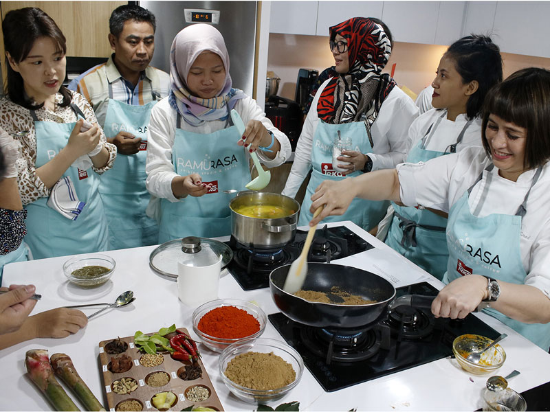 Suasana kelas memasak masakan Aceh di Ramurasa Cooking Studio, Kemang, Jakarta Selatan. 