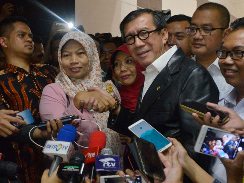 Terpidana kasus pelanggaran ITE yang juga korban pelecehan seksual, Baiq Nuril (kiri), menyalami Menteri Hukum dan HAM Yasonna Laoly.