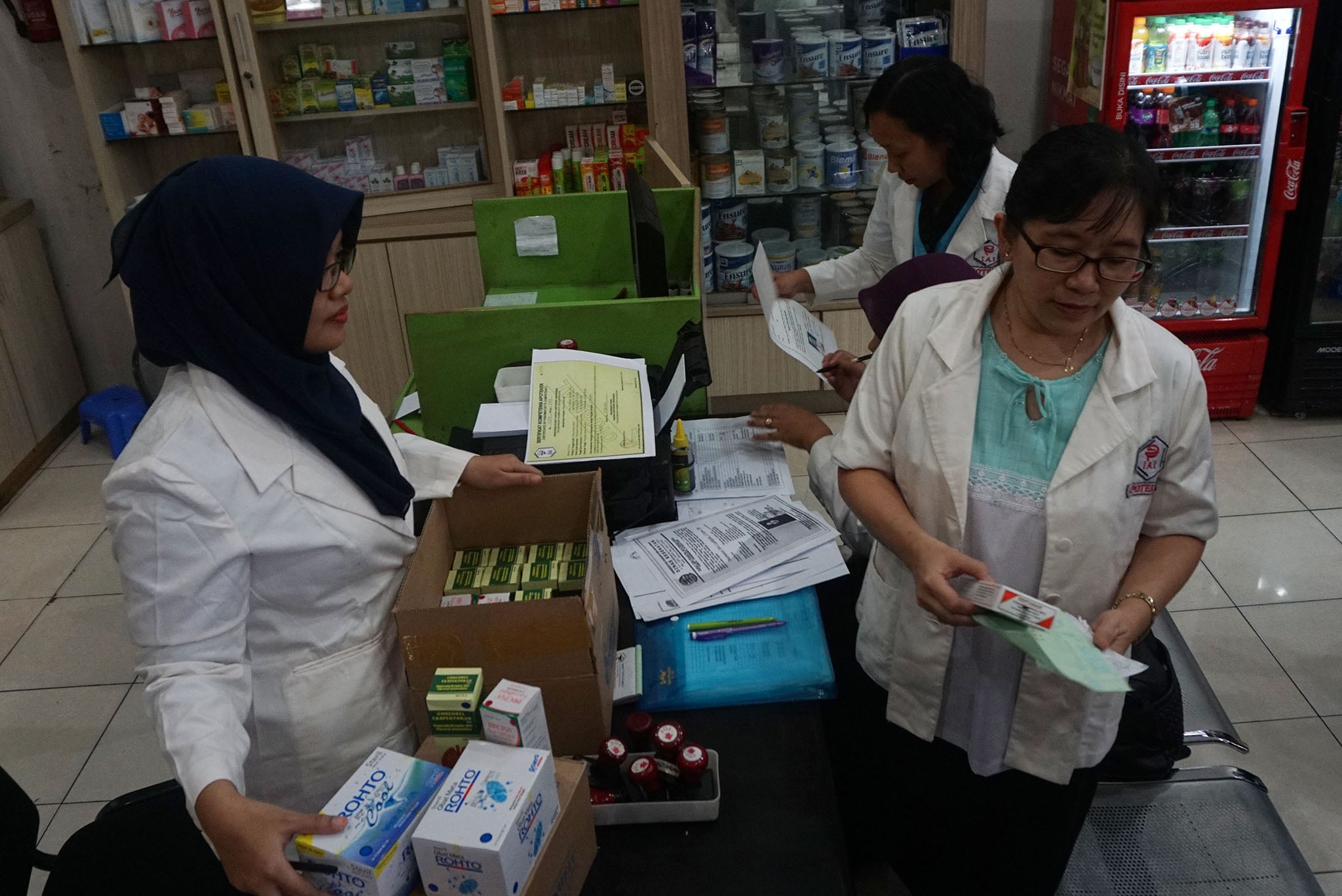Tim dari Ikatan Apoteker Indonesia (IAI) Banyumas, Jawa Tengah melakukan pengawasan terhadap obat-obat yang dijual di apotek di Purwokerto.
