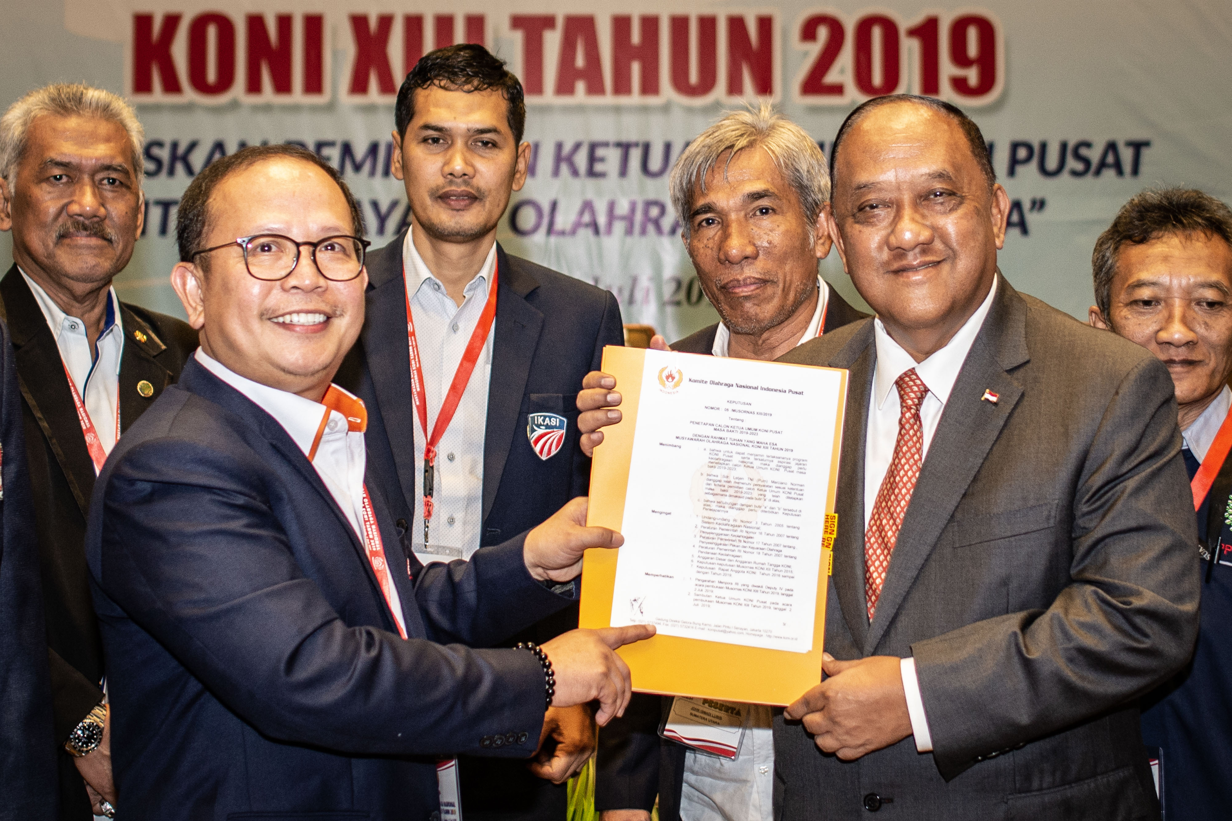Ketum KONI Pusat Letjen TNI (Purn) Marciano Norman (kanan depan) menerima SK dari pimpinan sidang Djamhuron P Wibowo (kiri).