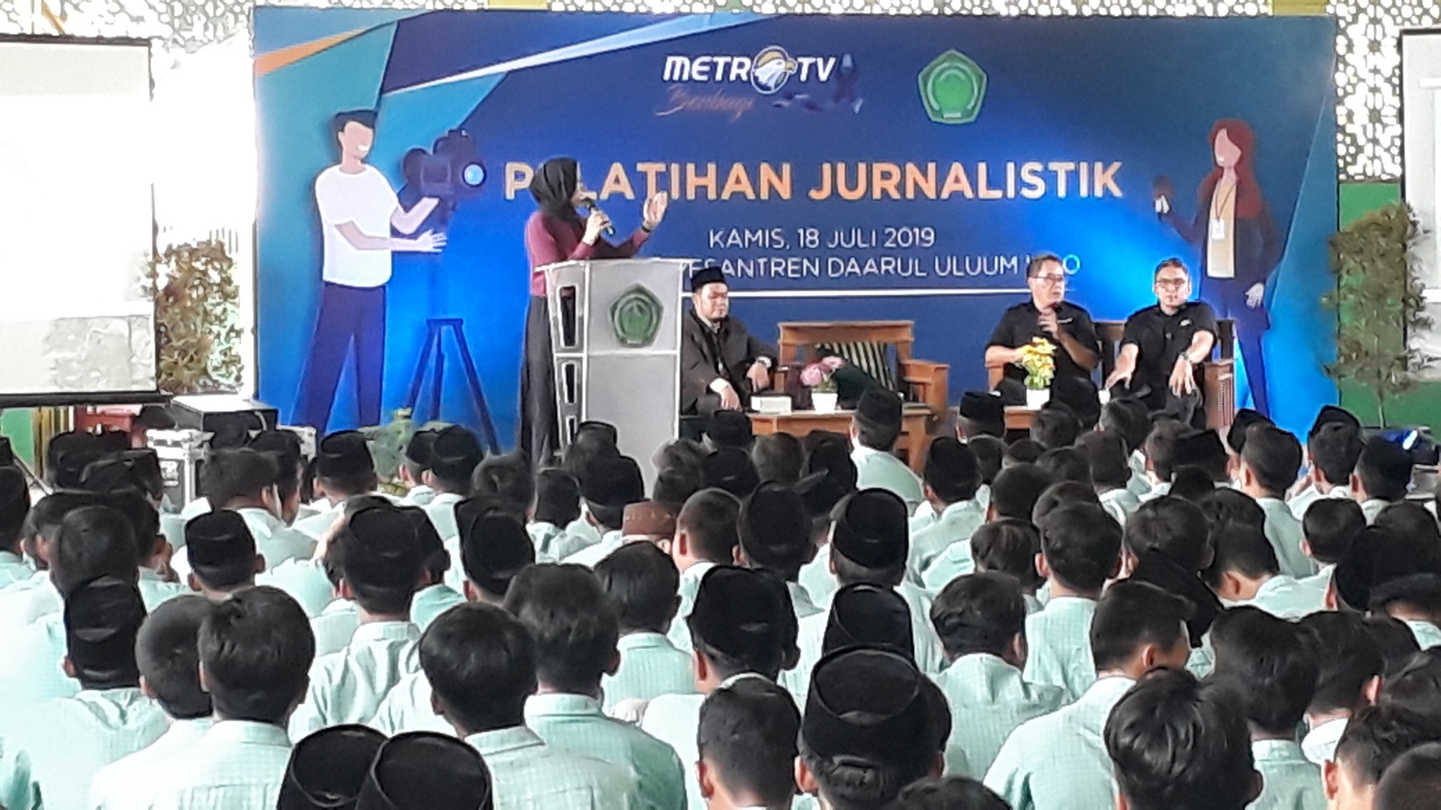 Pelatihan jurnalistik Metro TV di Pondok Pesantren Daarul Ulum Lido, Cigombong, Kabupaten Bogor, Kamis (18/7). 