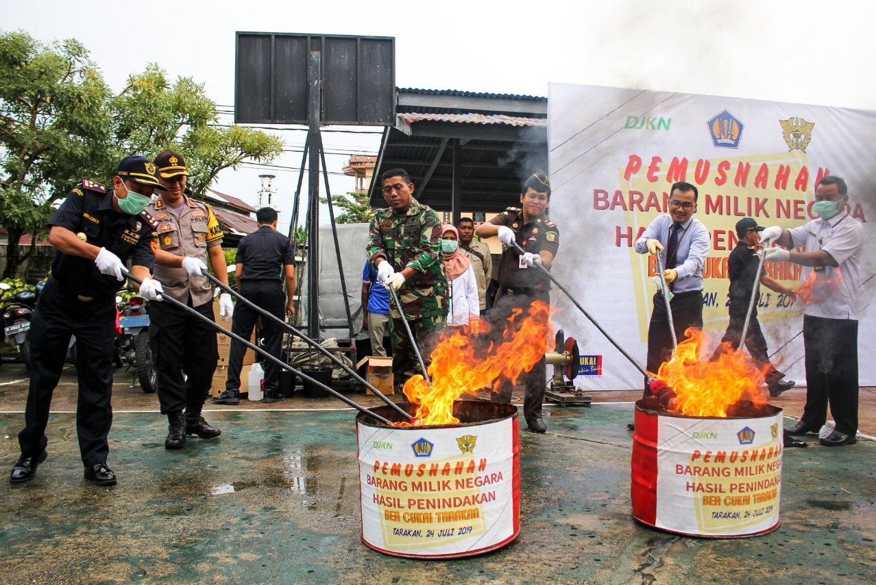 Pemusnahan barang ilegal dilakukan Bea Cukai Tarakan.