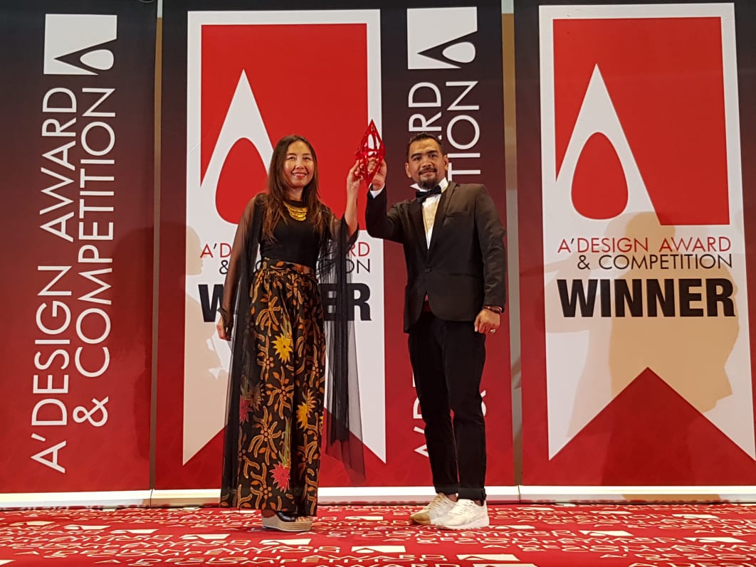 Giant Hermanto dari SAM CGI dan Triny Talesu dari PT. Minna Padi Investama Sekuritas memegang trofi penghargaan 