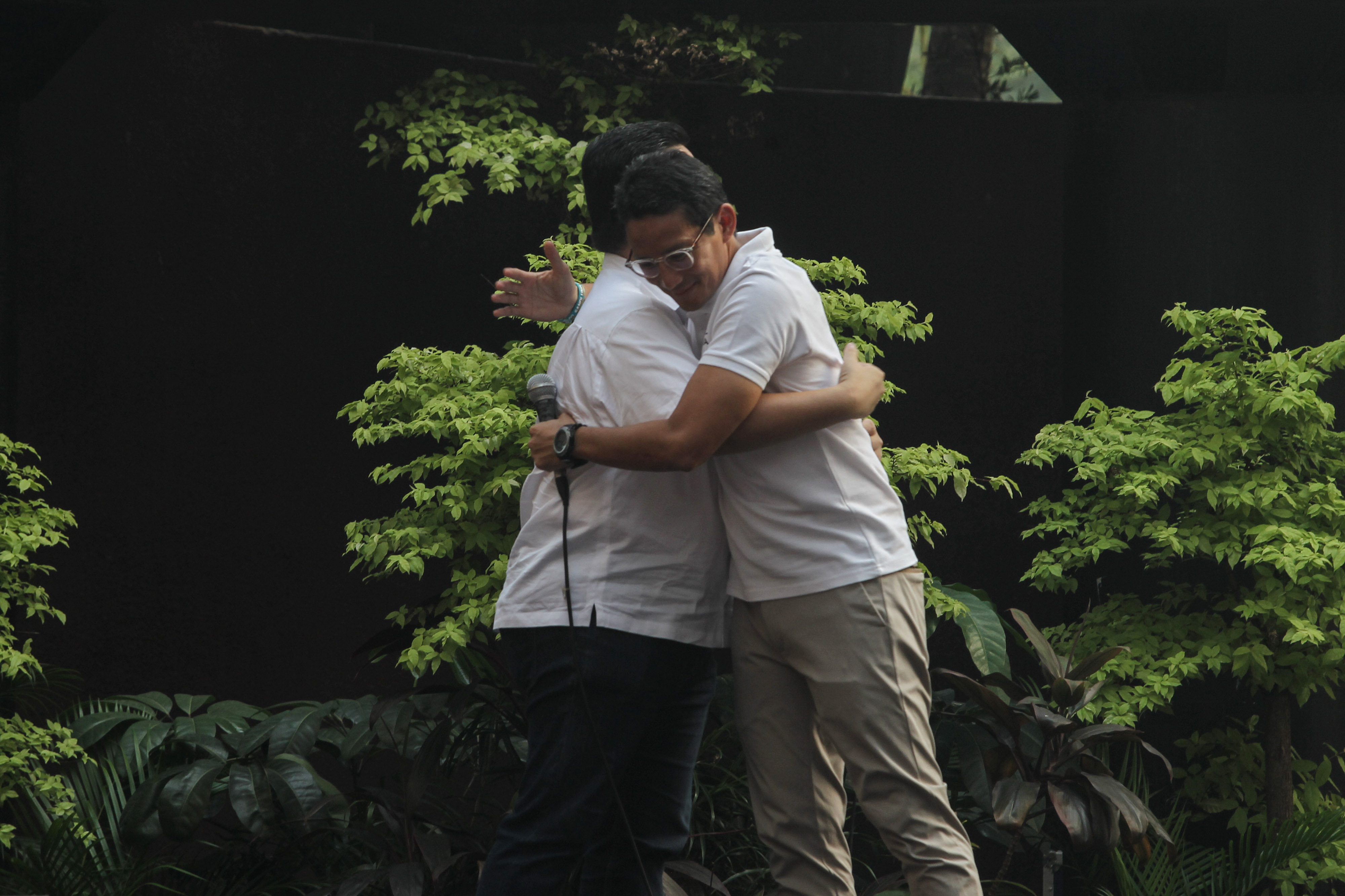 Tokoh Inspiratif Indonesia Erick Thohir (kiri) dan mantan cawapres Sandiaga Uno (kanan)