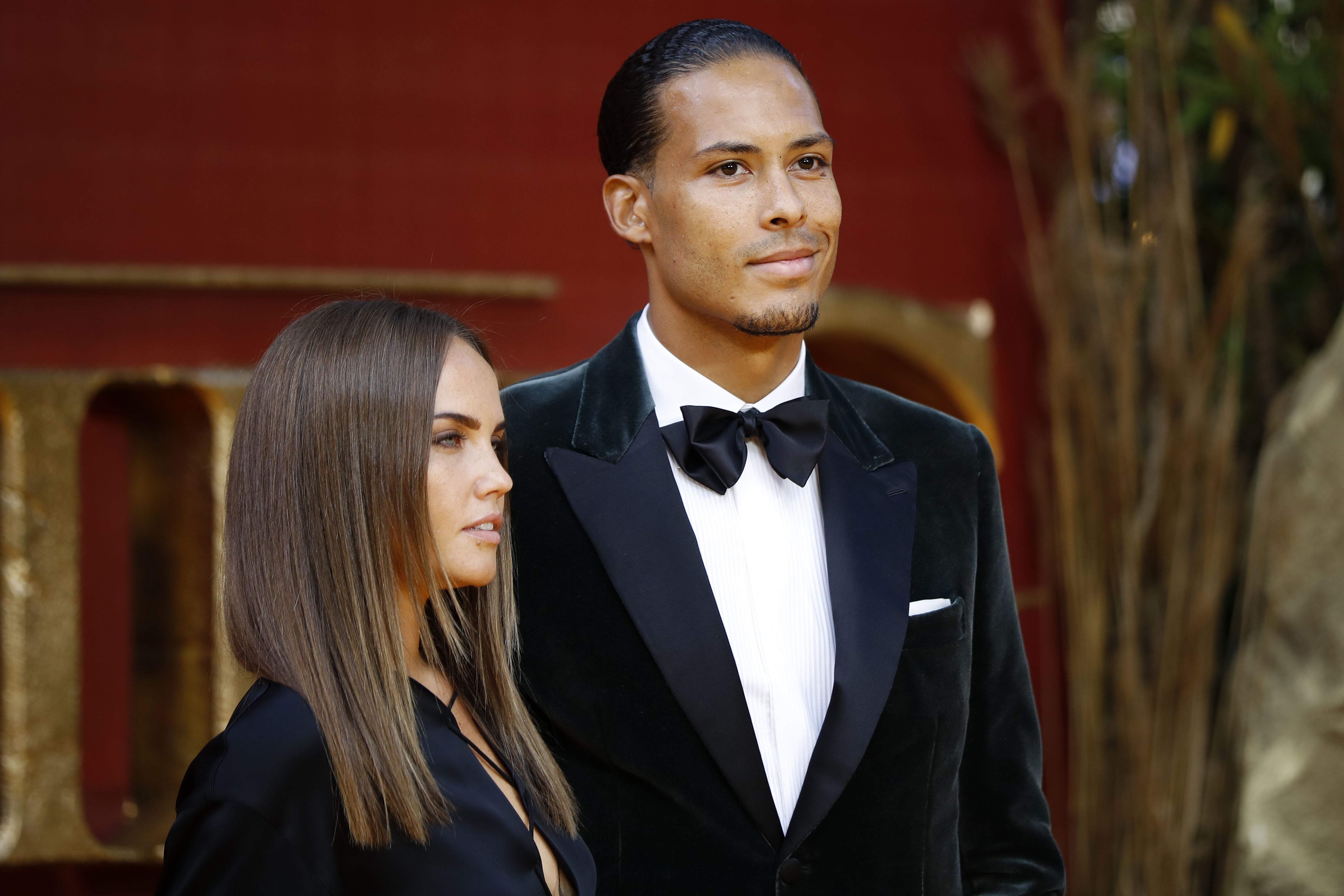 Pesepakbola Belanda Virgil Van Dijk dan istrinya Rike Nooitgedagt (kiri) berpose di karpet merah setelah tiba untuk pemutaran perdana film  