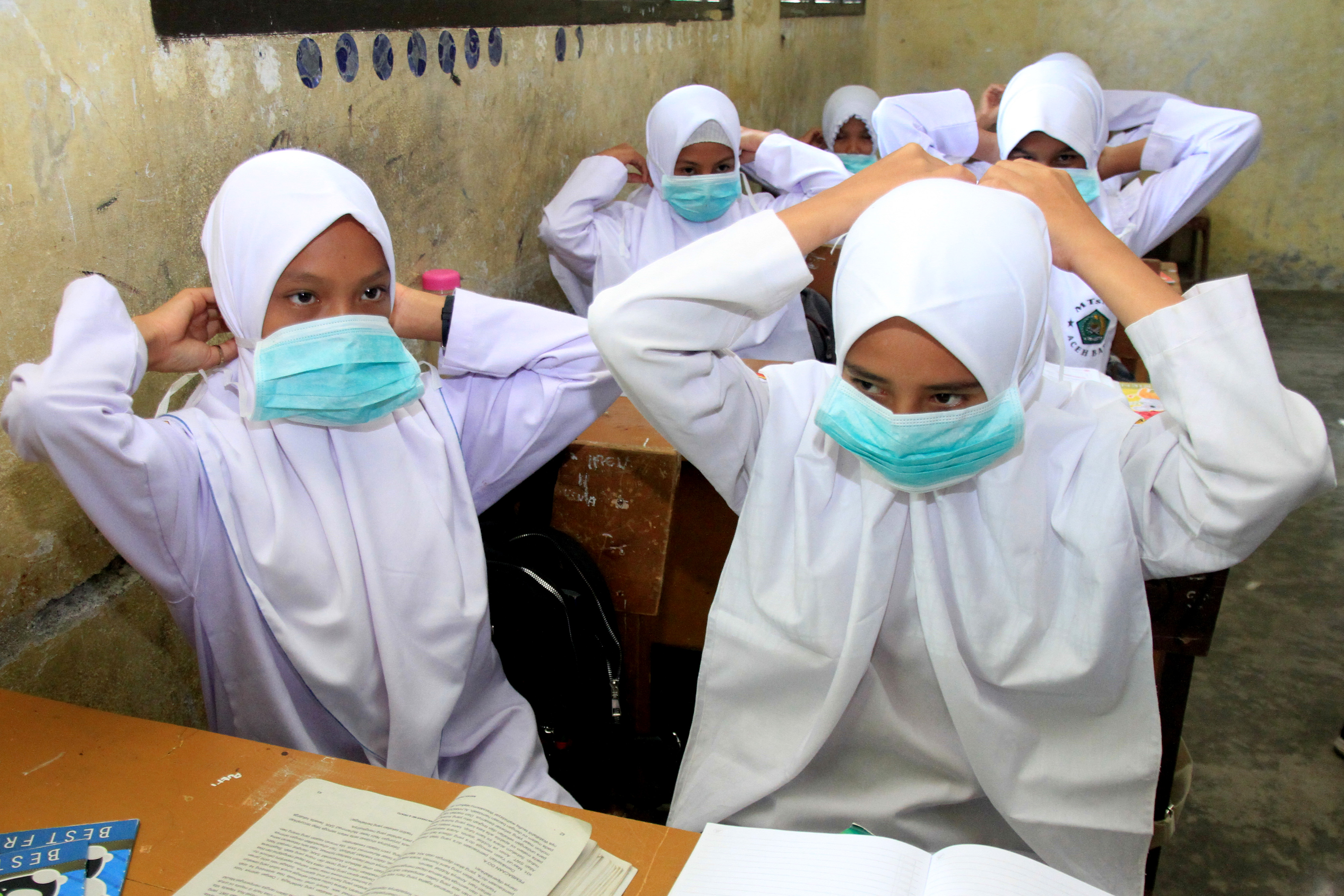 Ilustrasi--Pelajar mengenakan masker agar terhindar dari Ispa