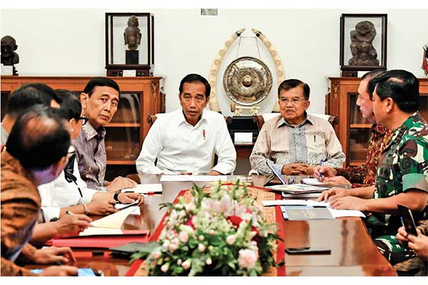 Presiden Joko Widodo dan Wakil Presiden Jusuf Kalla di ruang kerja Presiden, Istana Merdeka, Jakarta, kemarin.
