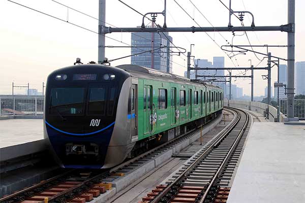Moda Raya Terpadu (MRT) melintas memasuki Stasiun Fatmawati, Jakarta, Minggu (4/8).