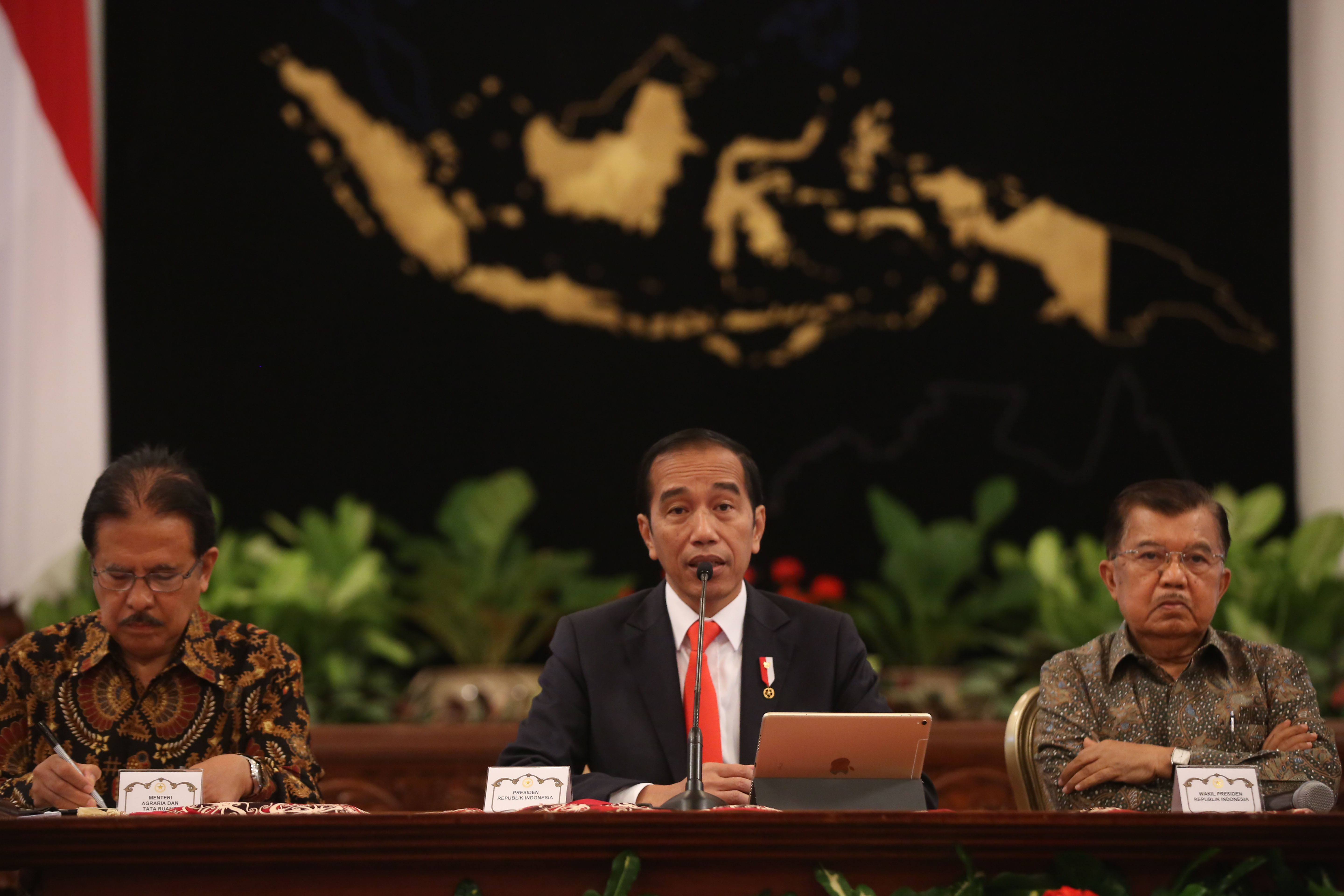 Presiden Joko Widodo (tengah) didampingi Wapres Jusuf Kalla (kanan) dan Menteri ATR/BPN Sofyan Djalil