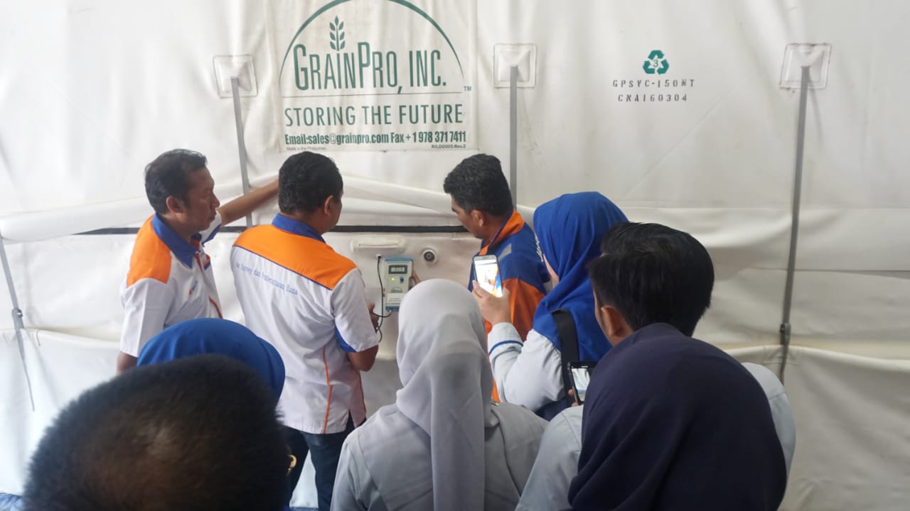 Petugas Bulog membuka cocoon penyimpanan beras di Gudang Duyungan, Surakarta, Jawa Tengah.