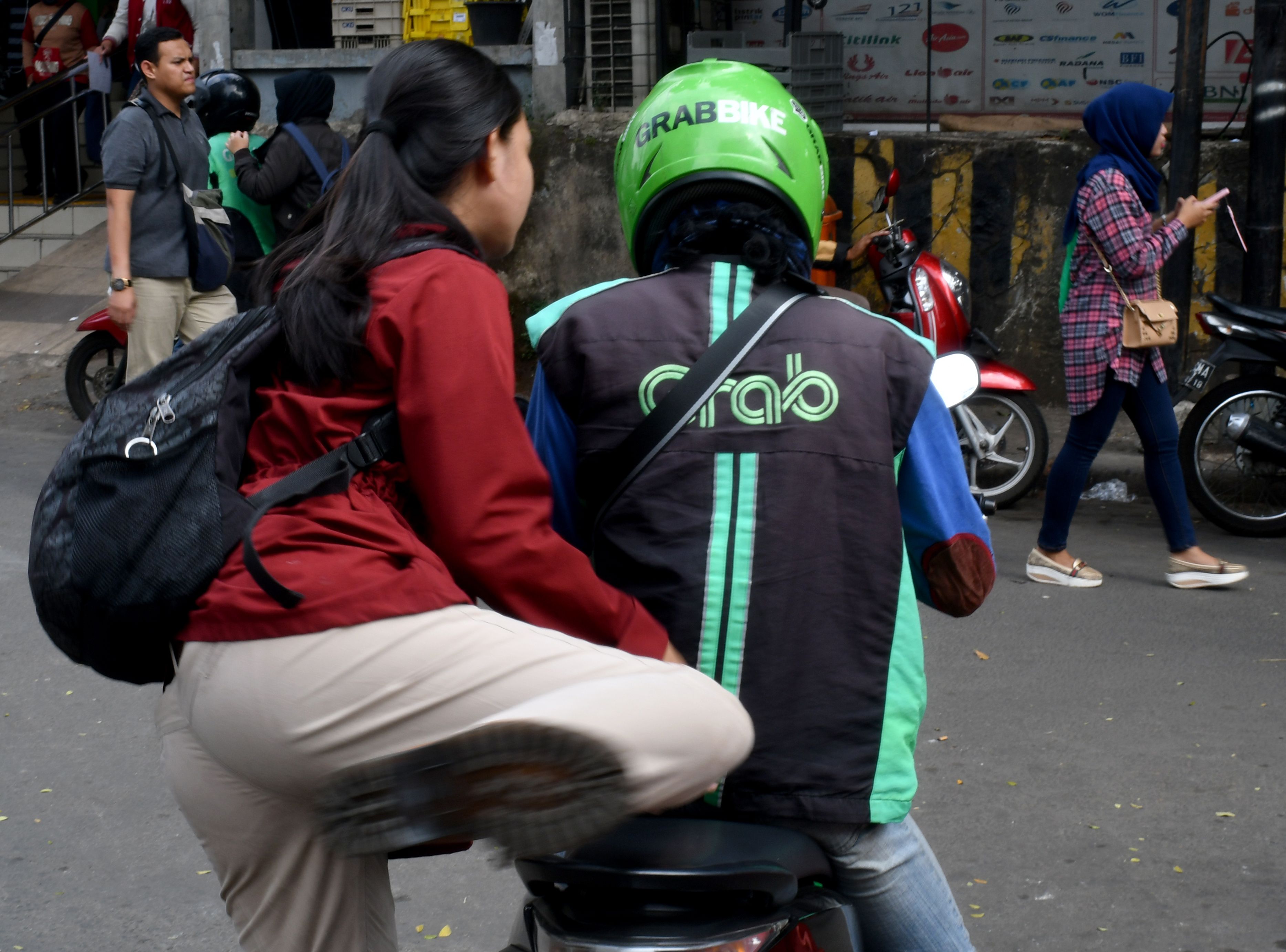 Penumpang hendak menaiki ojek online di Jakarta.