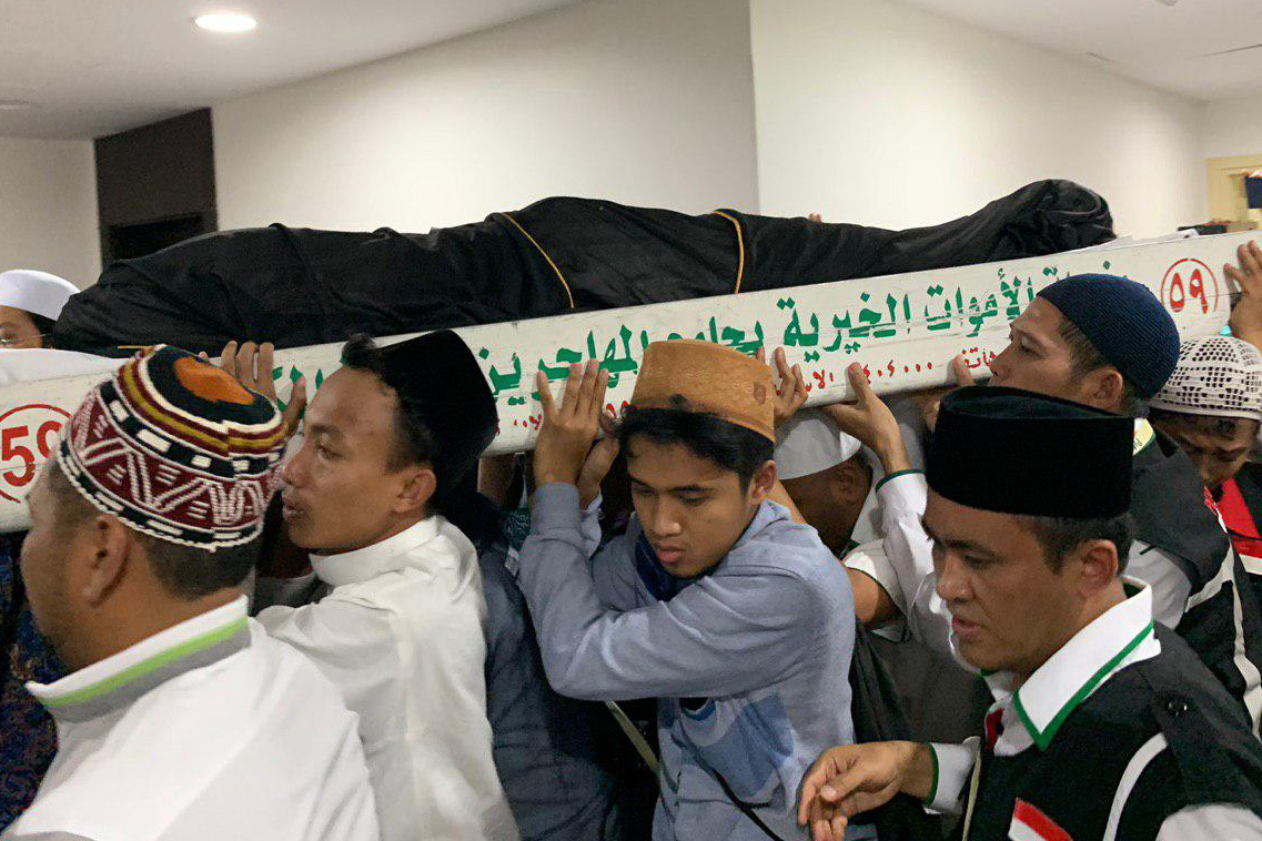 Umat muslim mengangkat jenazah KH Maimun Zubair (Mbah Moen) seusai dimandikan di Masjid Muhajirin Khalidiyah, Mekkah, Arab Saudi, hari ini.