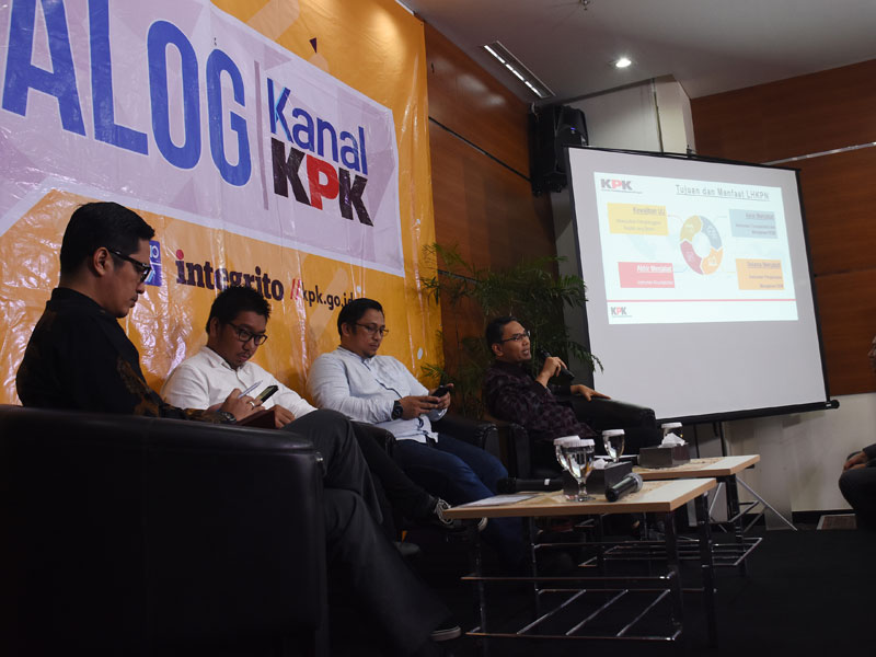 Wakil Ketua KPK Saut Situmorang menghadiri Dialog Kanal KPK .