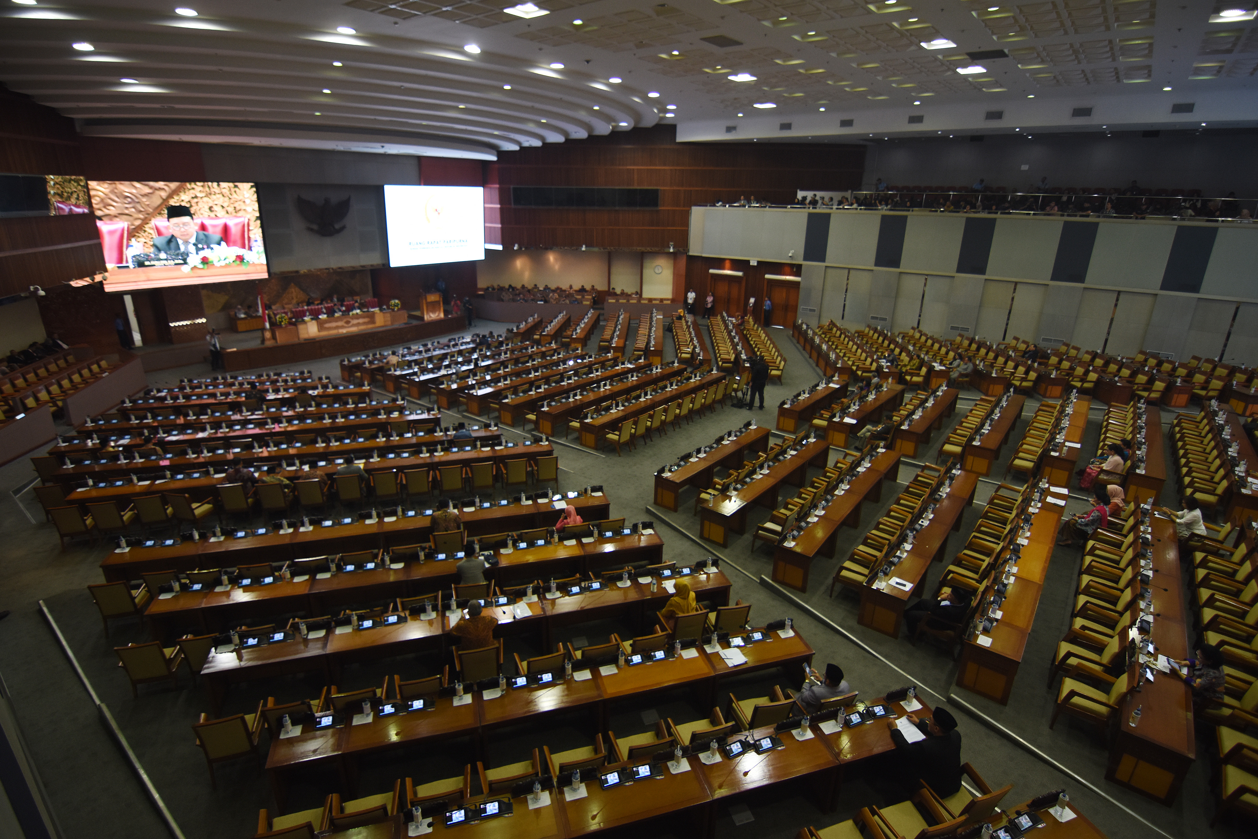 Anggota dewan di antara deretan bangku-bangku kosong dalam rapat paripurna Suasana rapat paripurna DPR, hari ini.