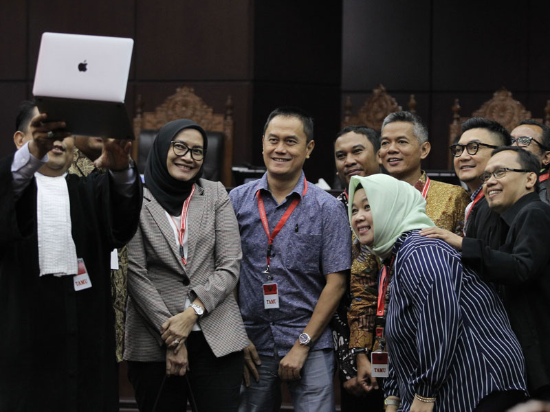 Komisioner KPU Evi Novida Ginting Manik (kedua kiri) dan Wahyu Setiawan (tengah) berfoto bersama dengan anggota KPUD Sumatera Selatan.