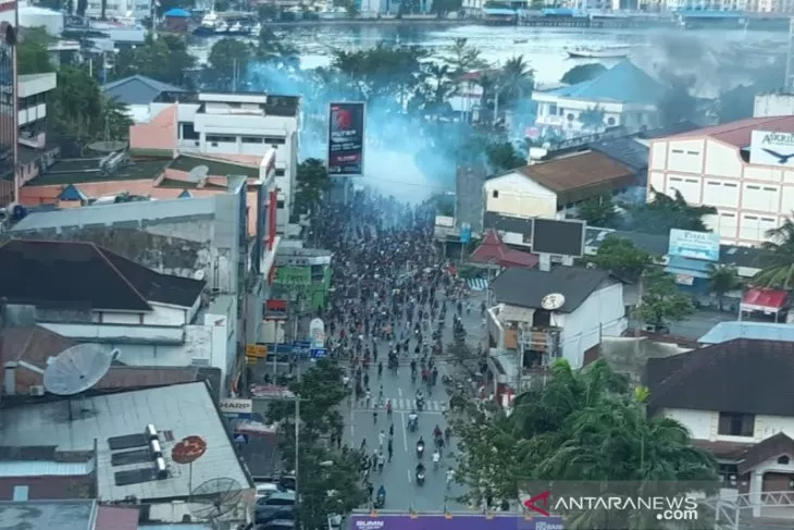 Situasi saat aparat keamanan menembakkan gas air mata di Kota Jayapura, Papua, Kamis (29/8/2019).